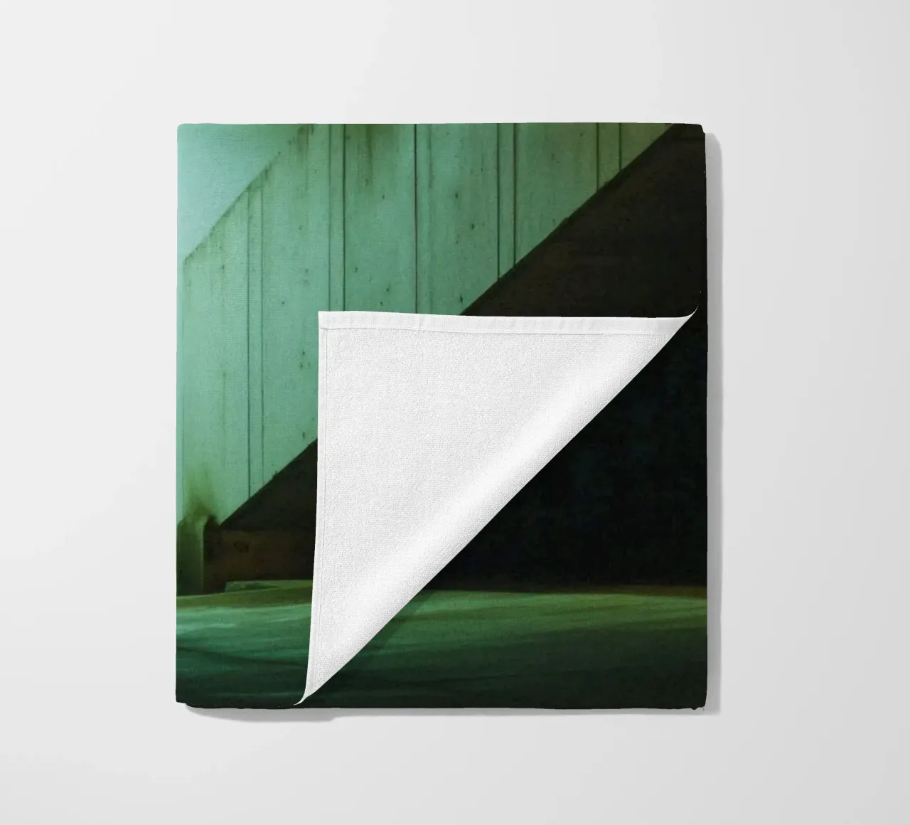 Der Hüter der Schatten in Hanoi Strandtuch von By Night