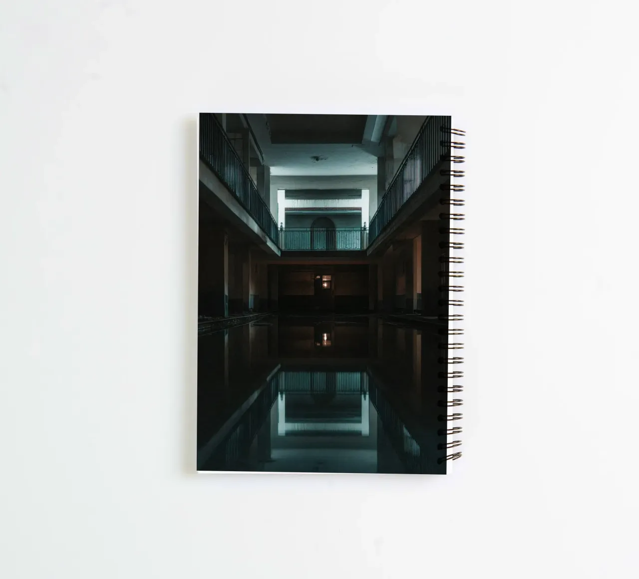 Katmandou Intemporelle : Reflets d’une architecture oubliée carnet à spirale de By Night