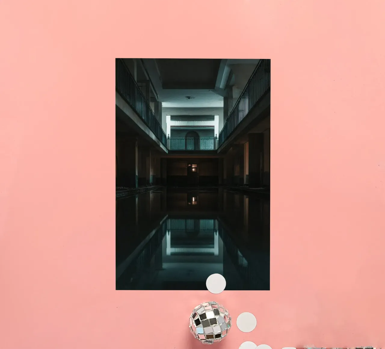 Katmandou Intemporelle : Reflets d’une architecture oubliée autocollant de By Night