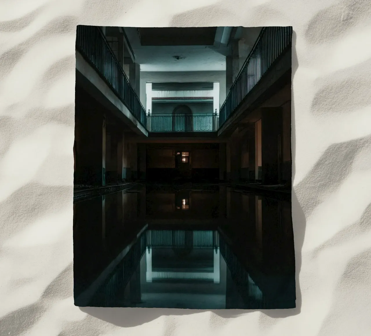 Katmandou Intemporelle : Reflets d’une architecture oubliée serviette de plage de By Night