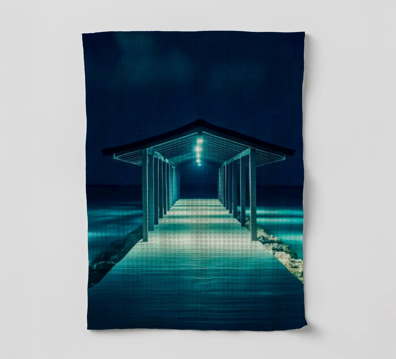 Die Traumbrücke - Malediven unter dem Mond Geschirrtuch von By Night