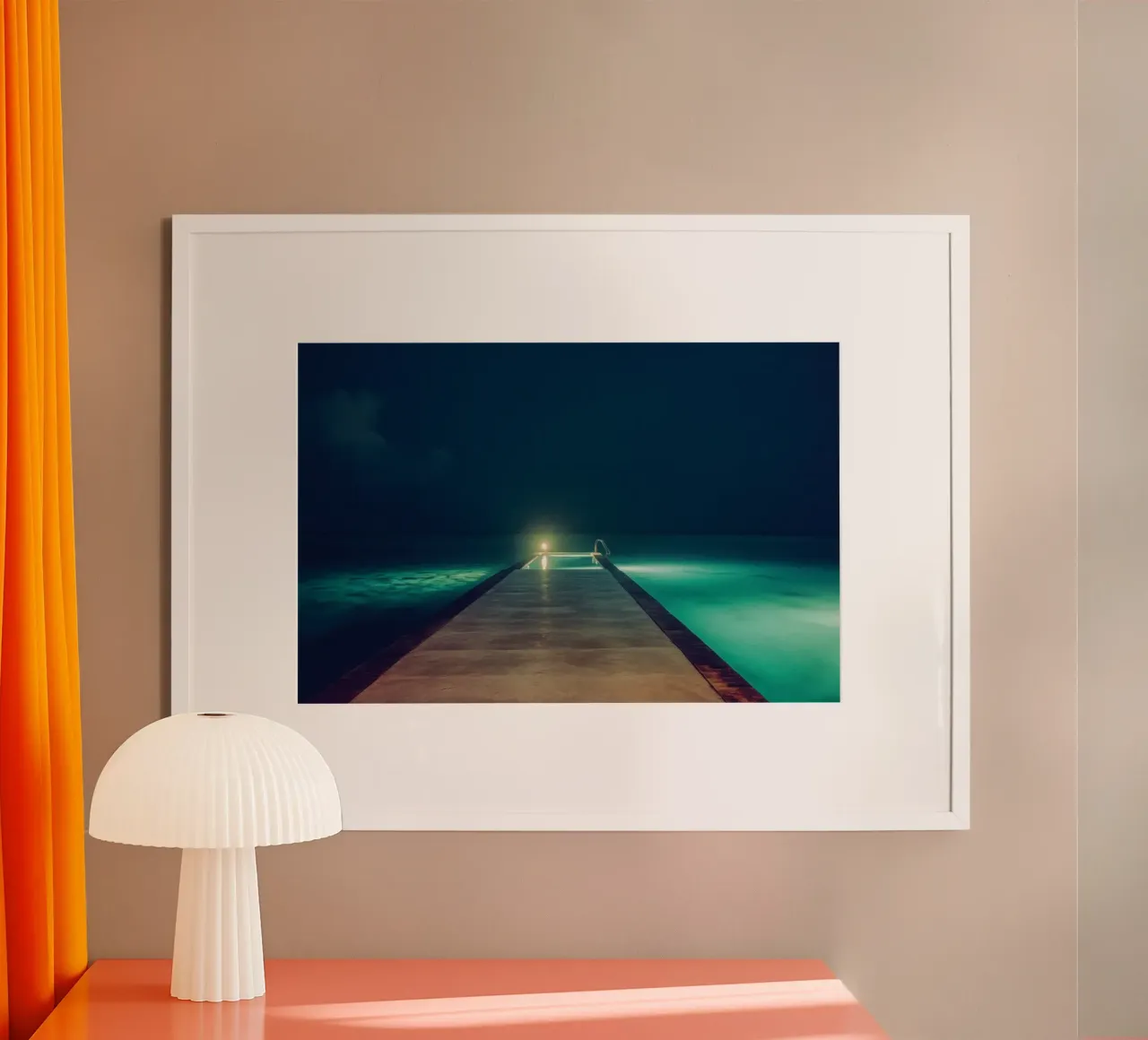 Immersioni nel silenzio - Maldive notturne poster con telaio in plastica da By Night