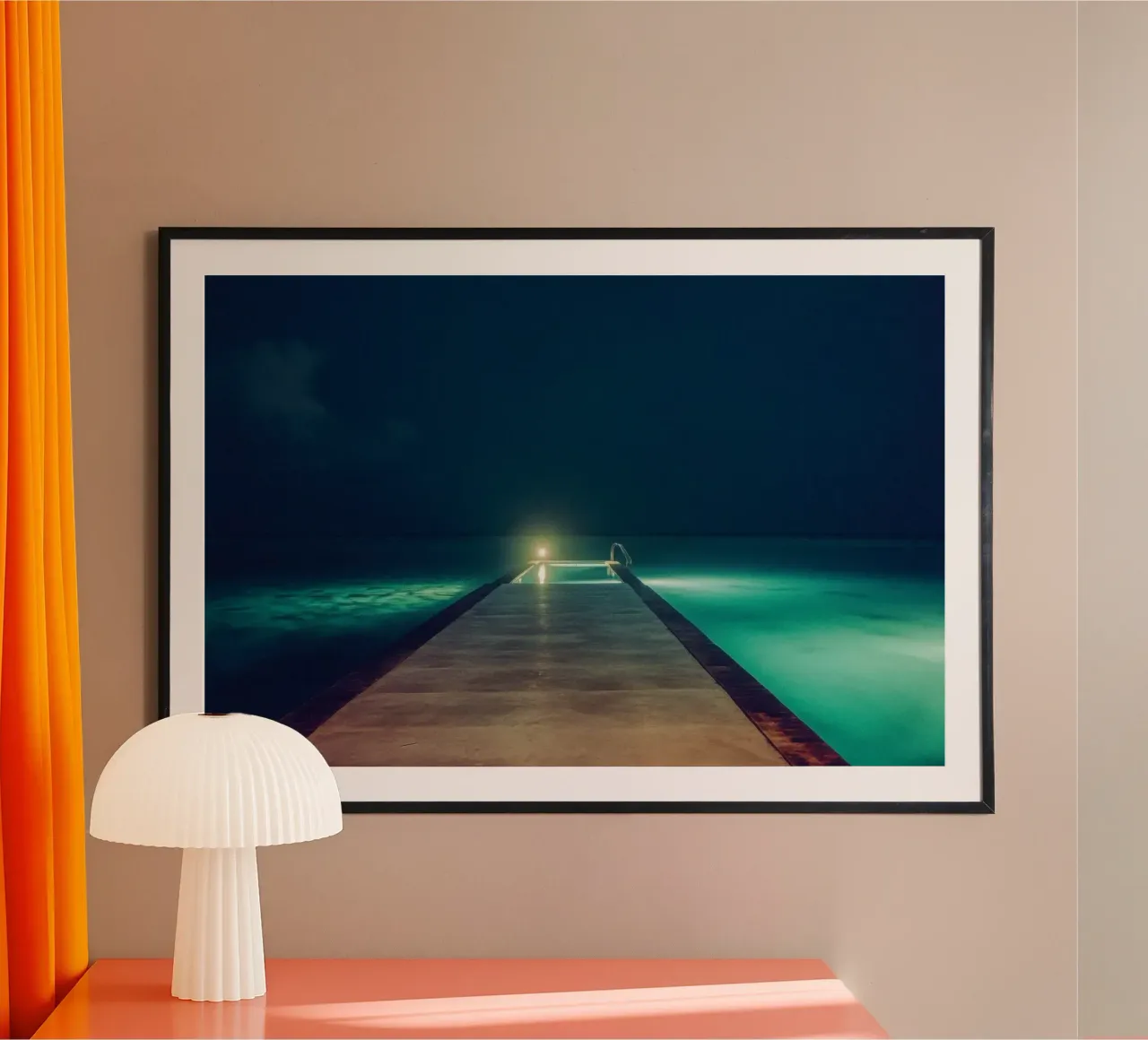 Immersioni nel silenzio - Maldive notturne poster con telaio in plastica da By Night