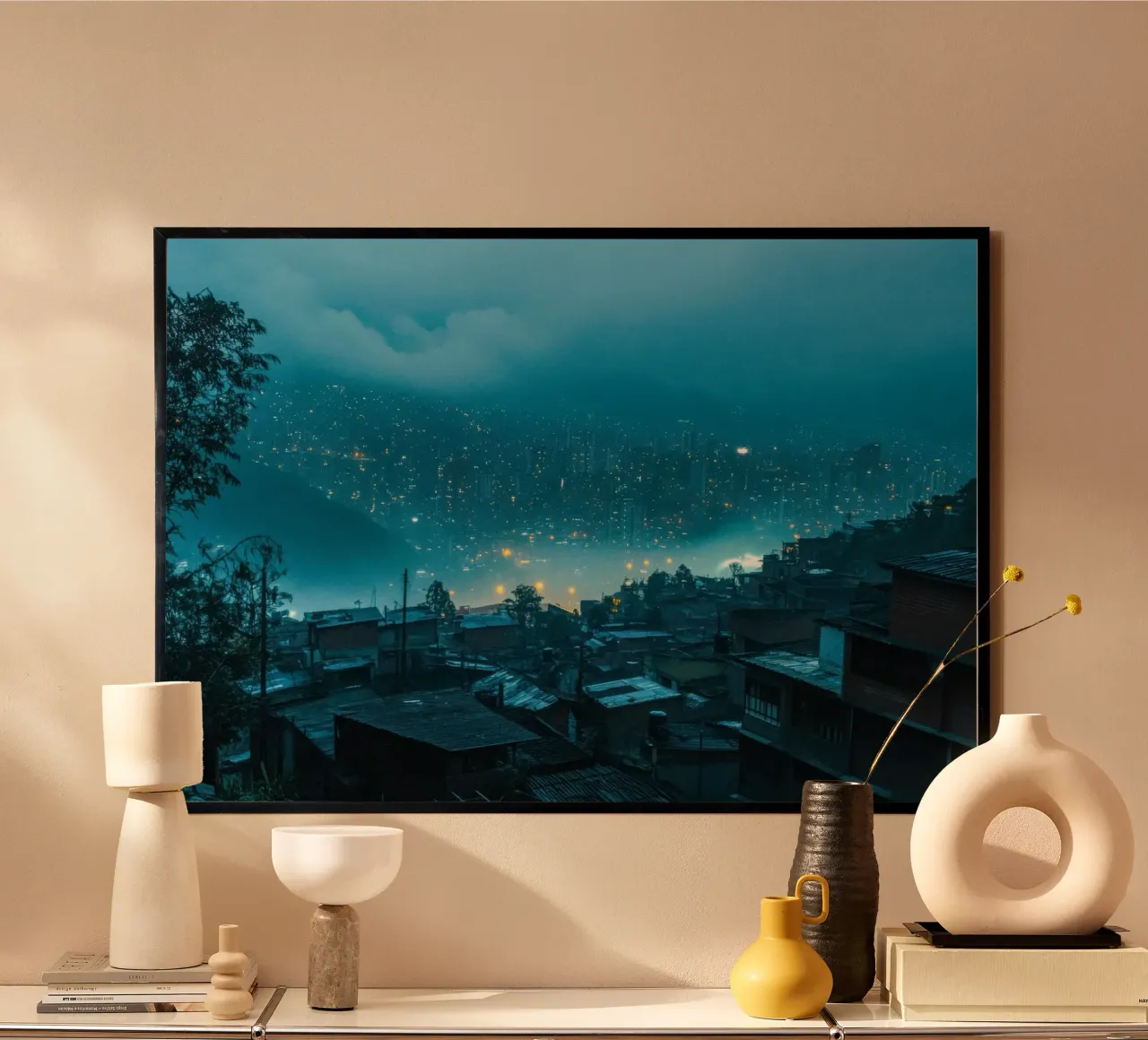 Medellín, la città delle luci poster con telaio in alluminio da By Night