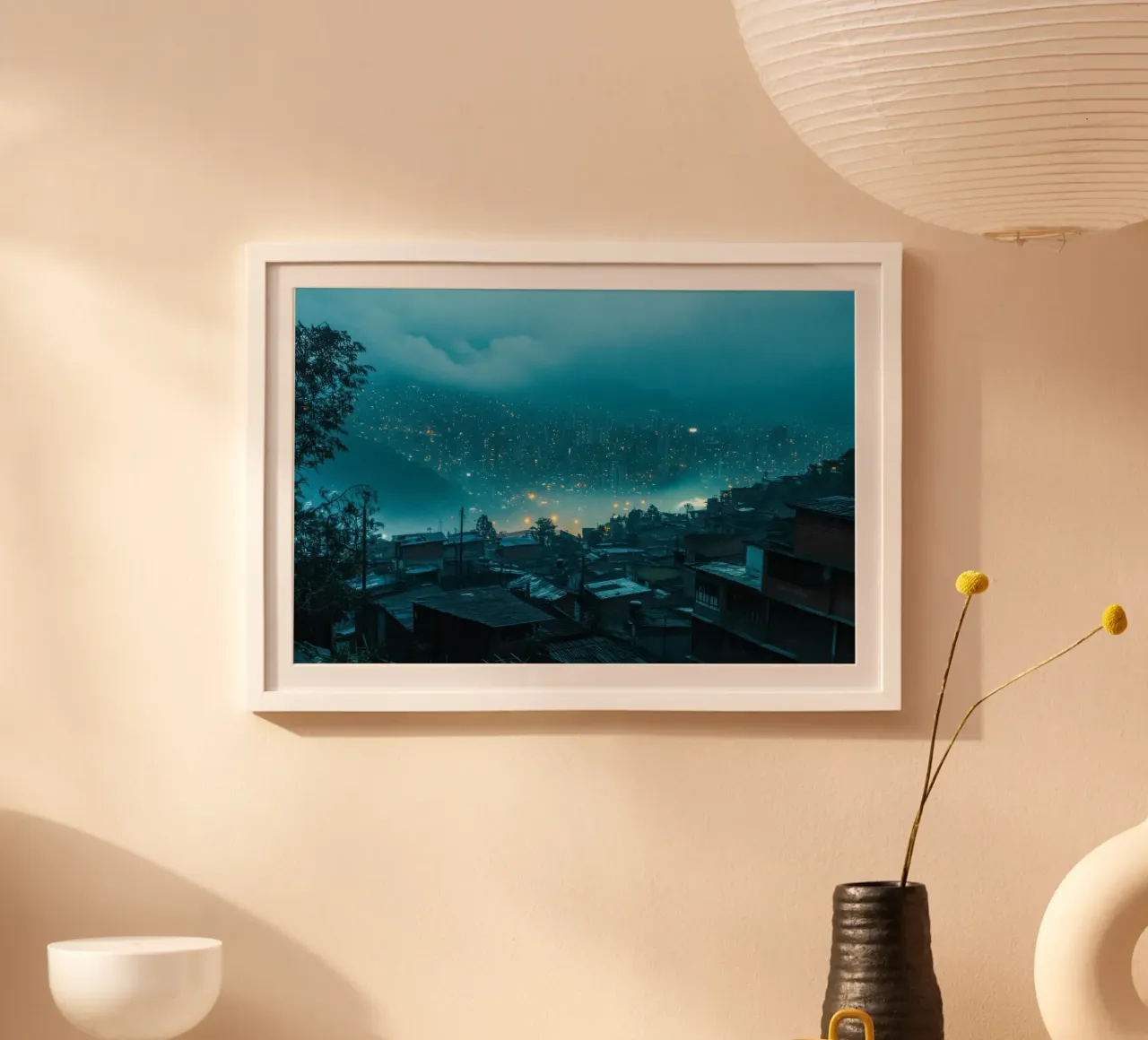 Medellín, la città delle luci poster con telaio in alluminio da By Night