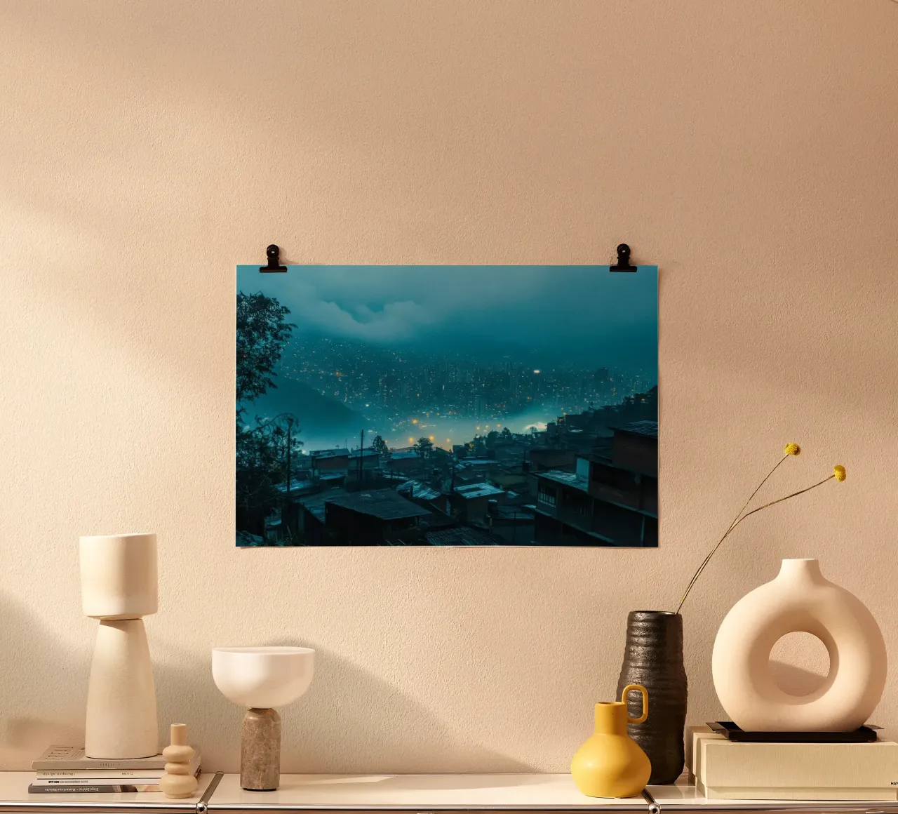 Medellín, la città delle luci poster con telaio in alluminio da By Night