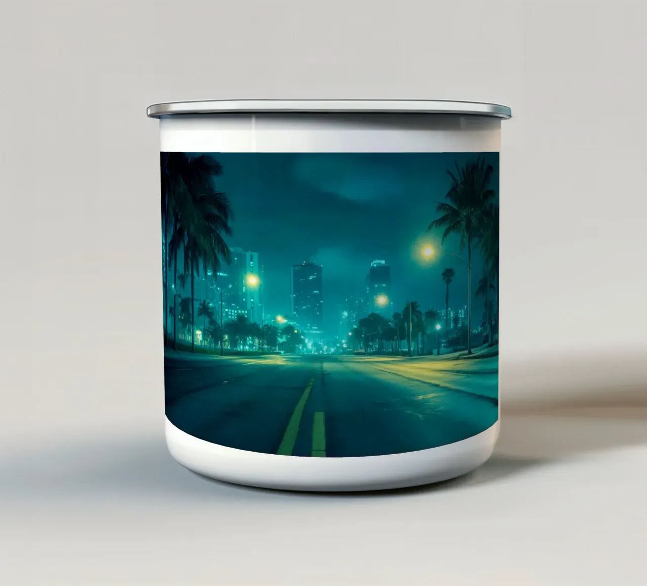 Miami di notte: palme e skyline illuminati tazza in smalto da By Night