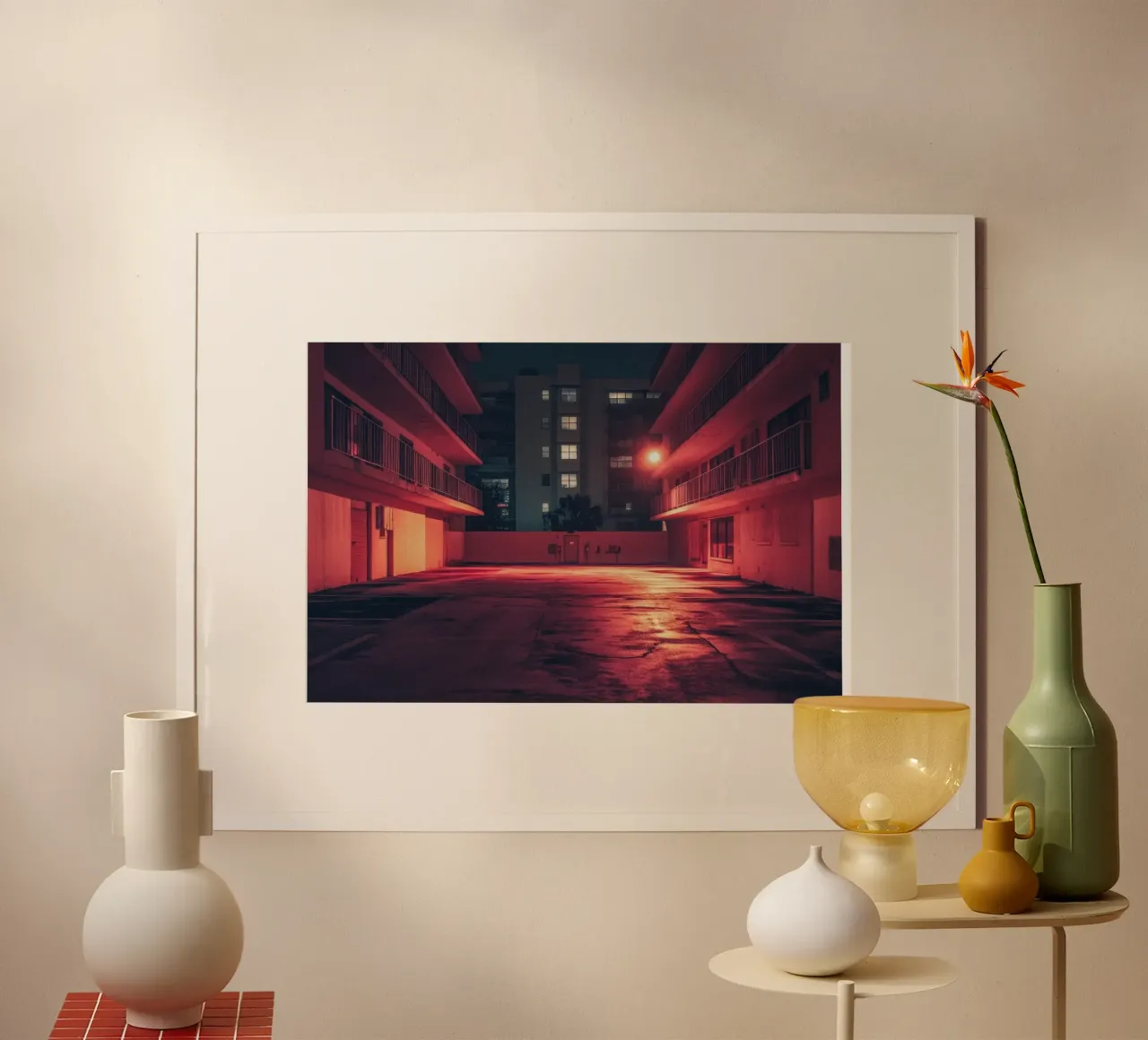 Parking Miami : l’élégance cachée des lumières nocturnes poster avec cadre en plastique de By Night