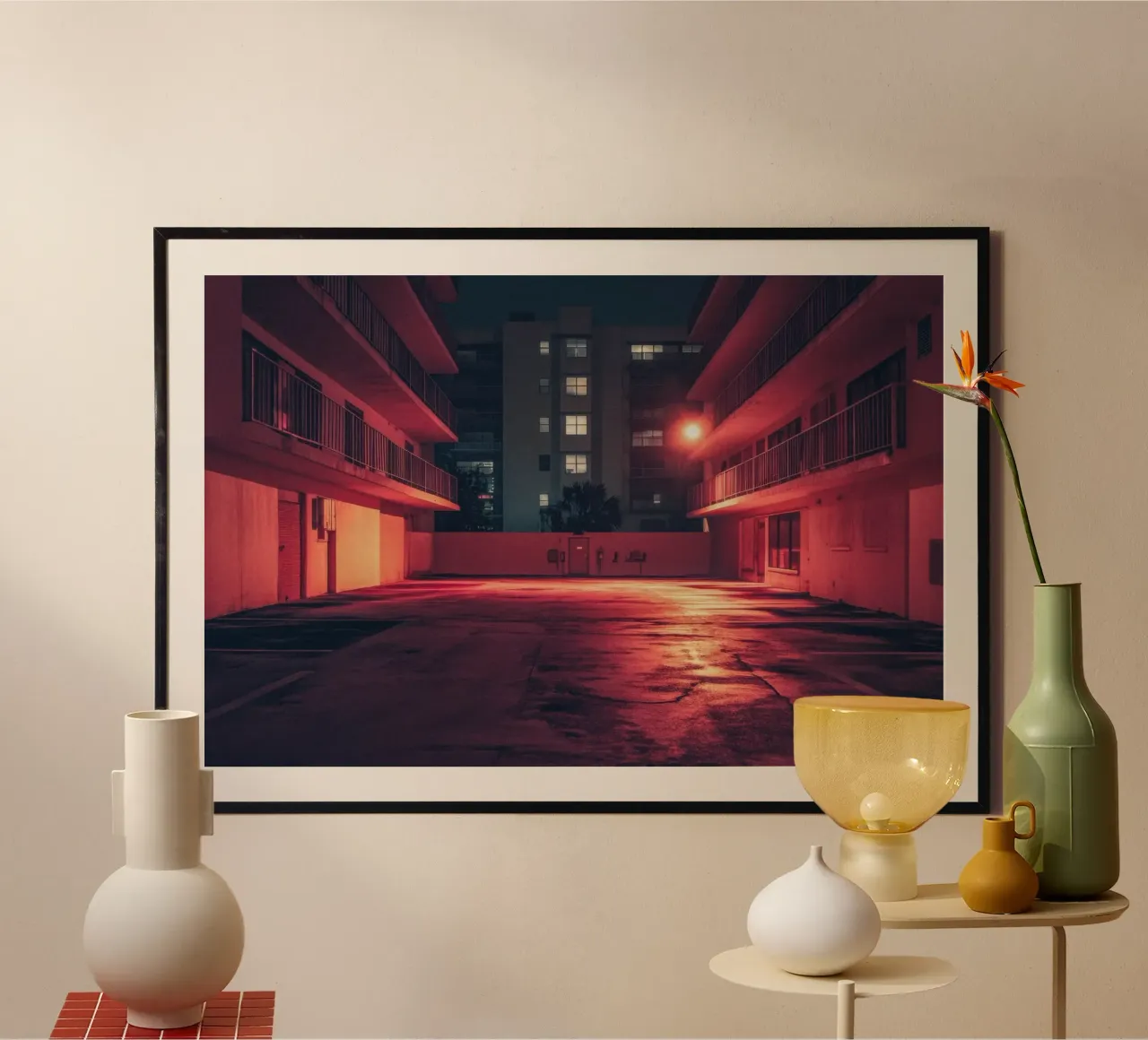 Parking Miami : l’élégance cachée des lumières nocturnes poster avec cadre en plastique de By Night
