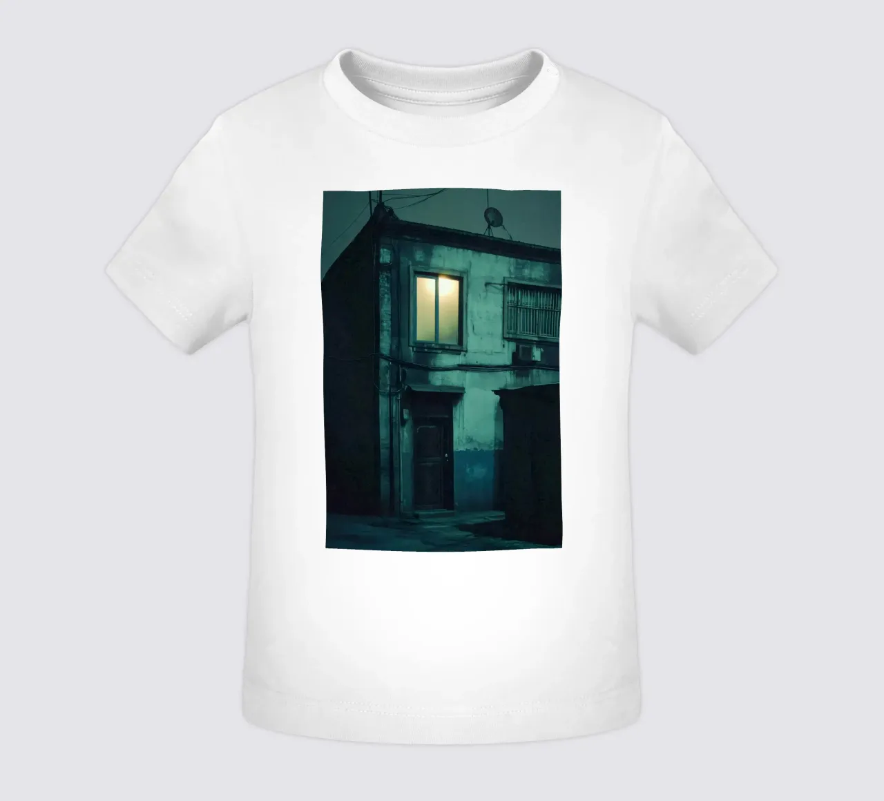Fenêtre Solitaire à Pékin : Une Lueur dans l'Obscurité t-shirt pour bébé de By Night