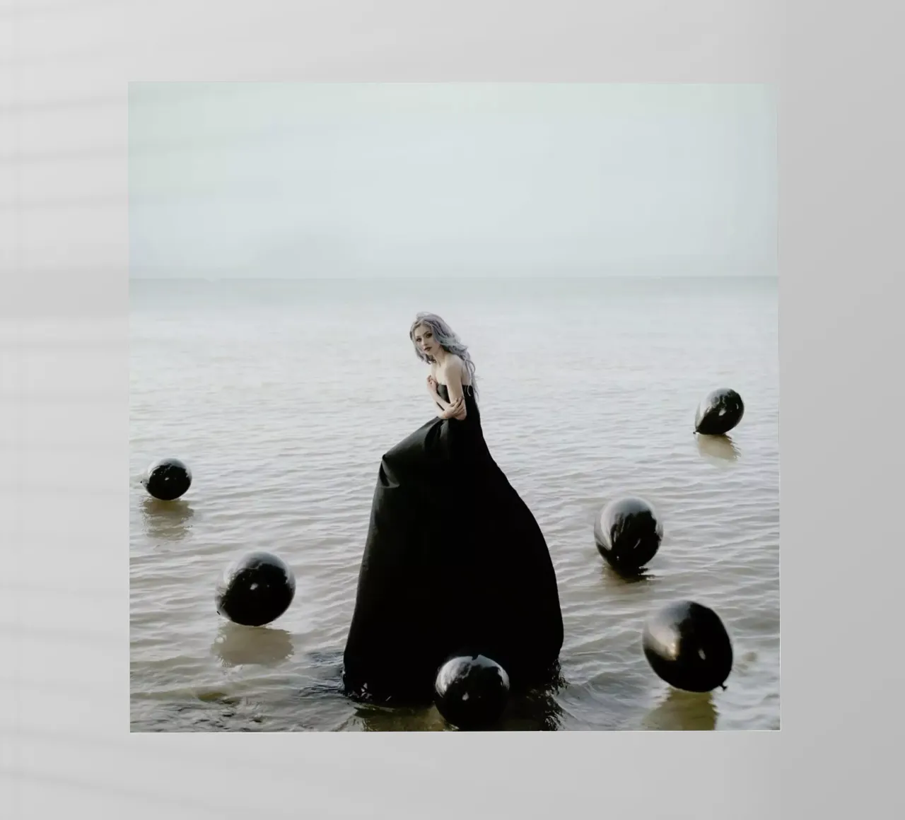 Black Balloons pellicola backlit da Jovana Rikalo