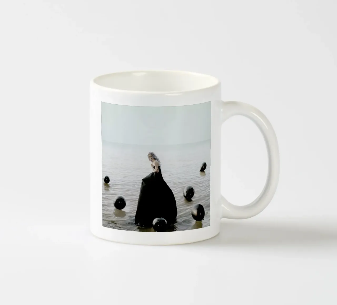 Black Balloons tazza in ceramica da Jovana Rikalo