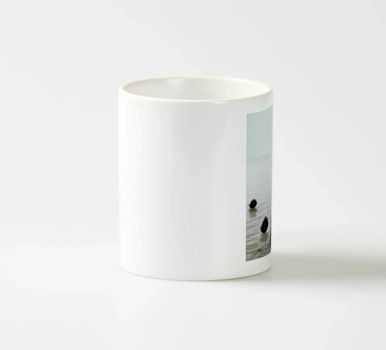 Black Balloons tazza in ceramica da Jovana Rikalo