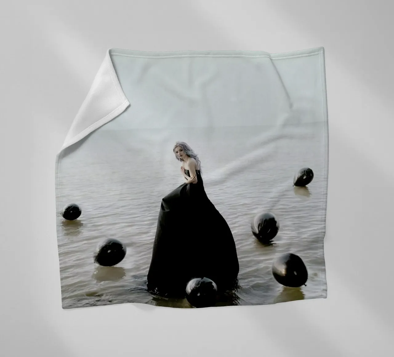 Black Balloons coperta in pile da Jovana Rikalo