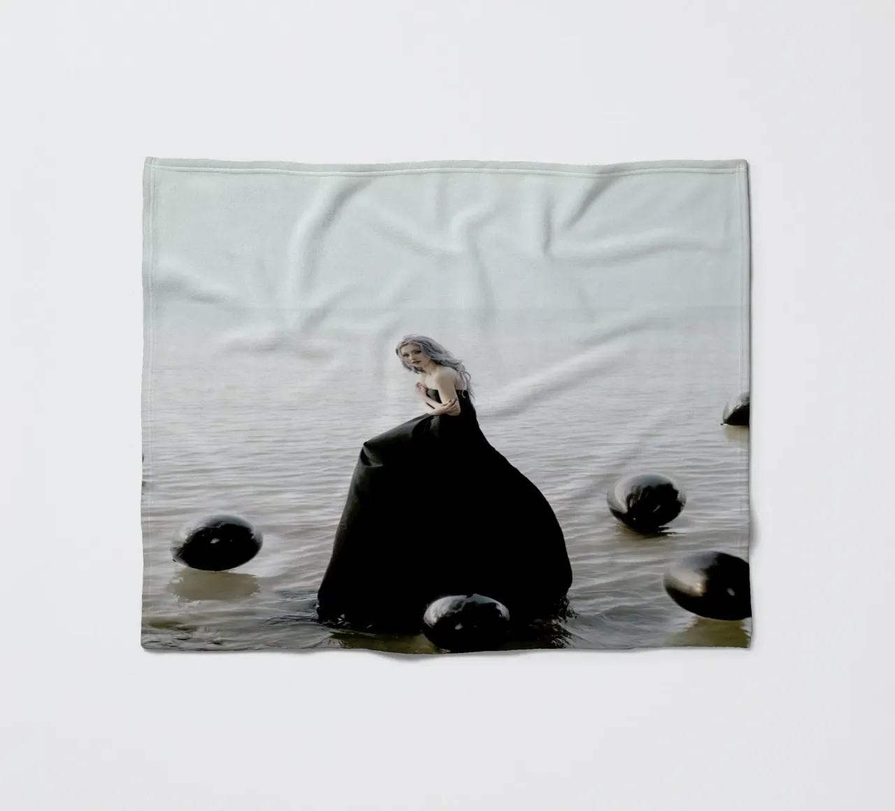 Black Balloons coperta in pile da Jovana Rikalo