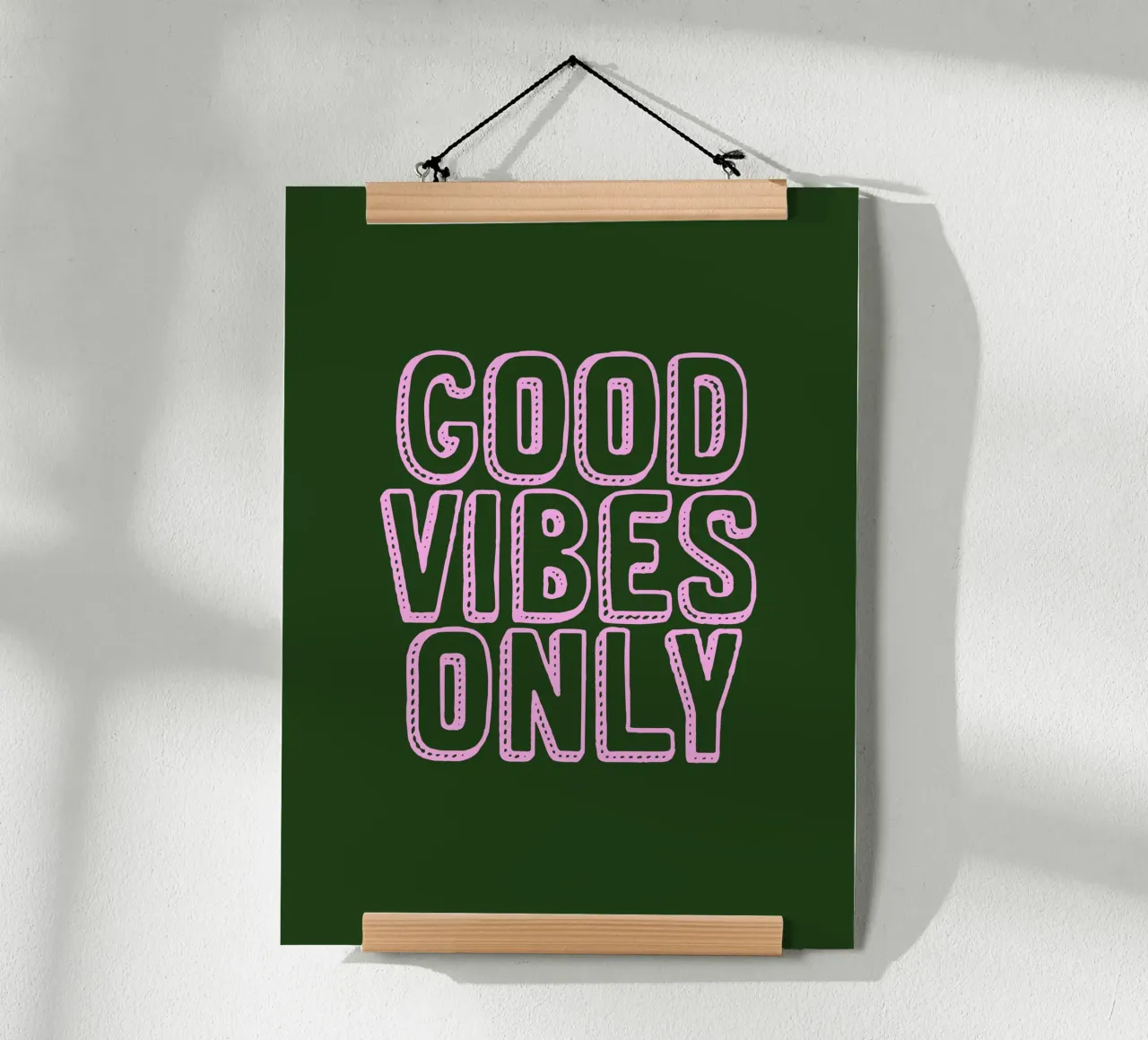 Solo buone vibrazioni poster con telaio in legno da Wall of Words