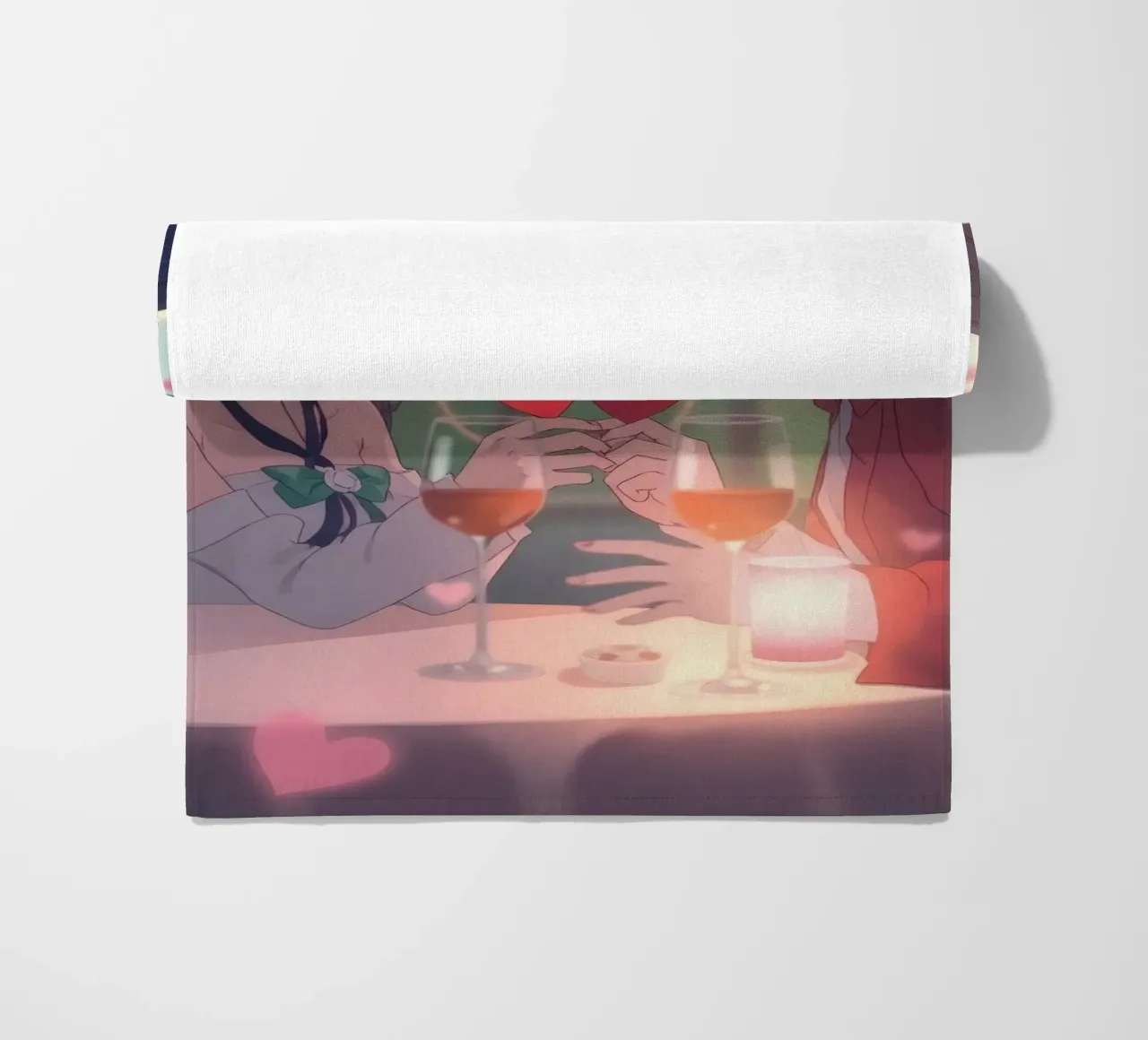 Coppia che si gode una cena romantica sotto i ciliegi in fiore telo mare da DesignDoodle
