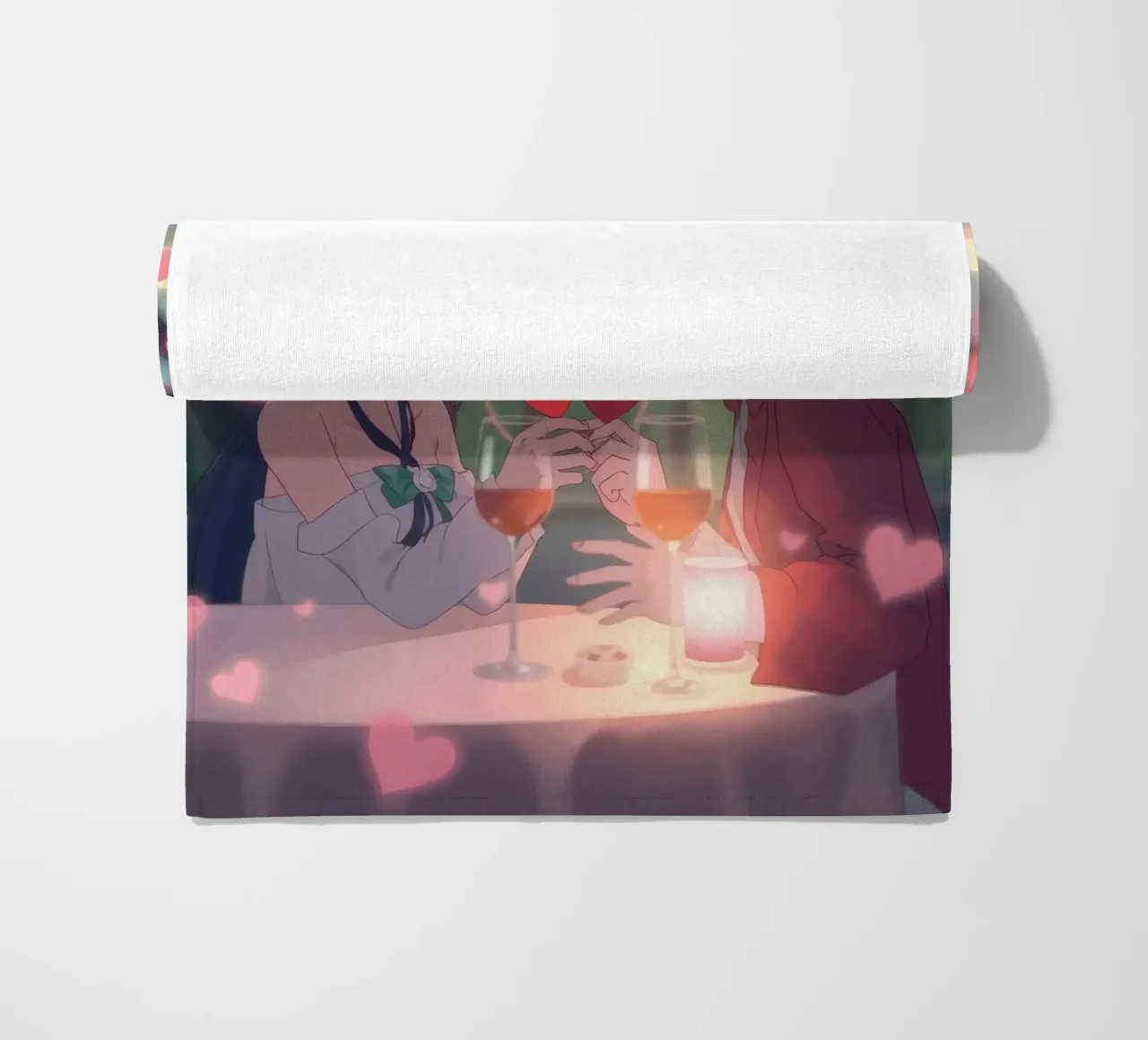 Coppia che si gode una cena romantica sotto i ciliegi in fiore telo mare da DesignDoodle