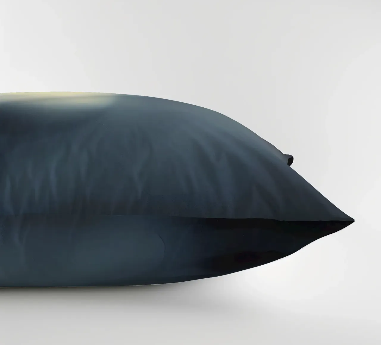 Une lumière douce filtre à travers une fenêtre, créant une ambiance brumeuse. coussin de DesignDoodle