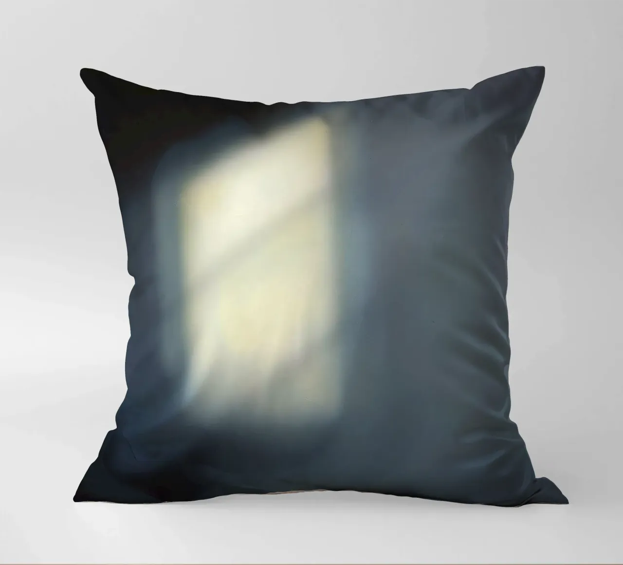 Une lumière douce filtre à travers une fenêtre, créant une ambiance brumeuse. coussin de DesignDoodle
