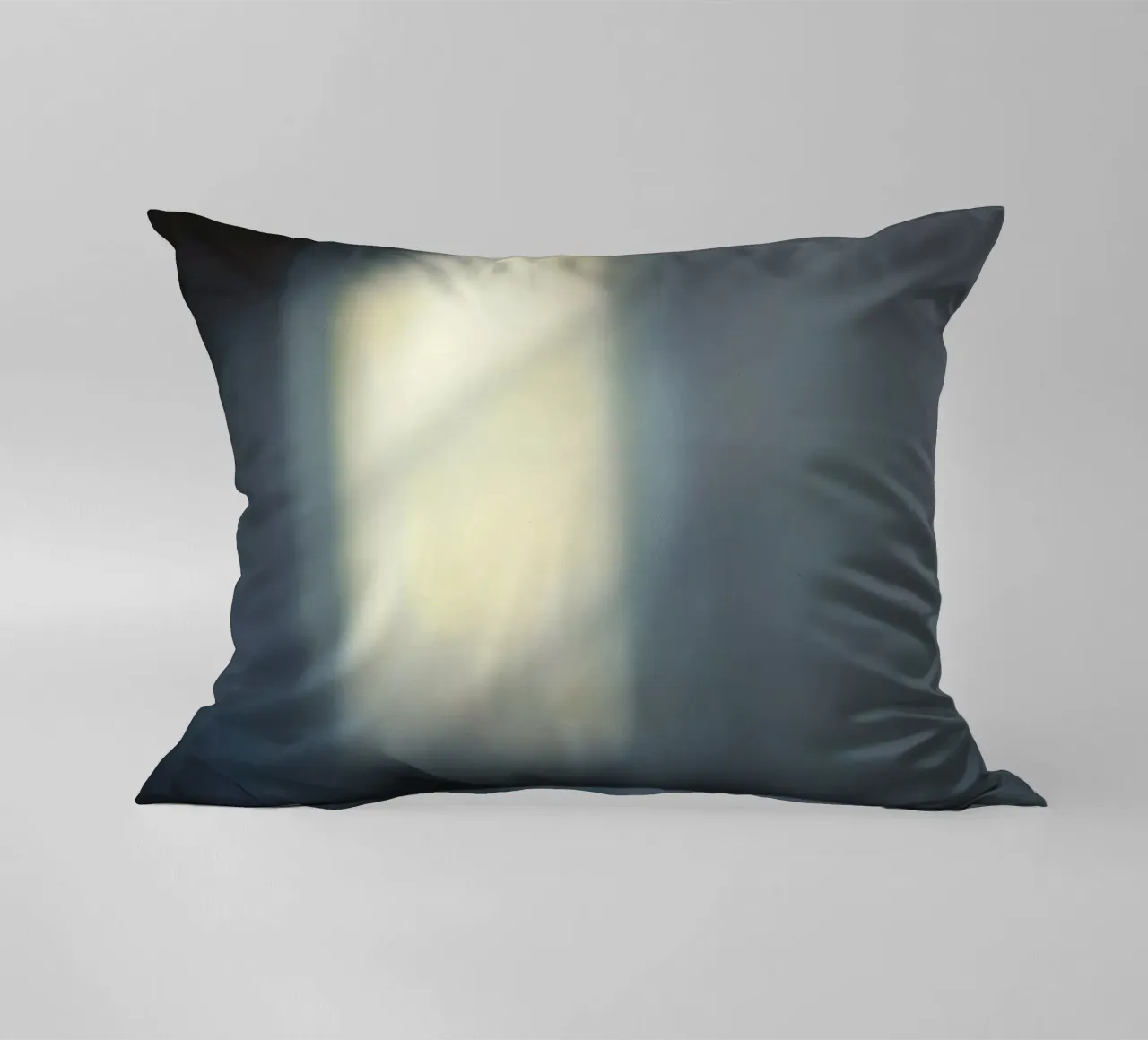Une lumière douce filtre à travers une fenêtre, créant une ambiance brumeuse. coussin de DesignDoodle