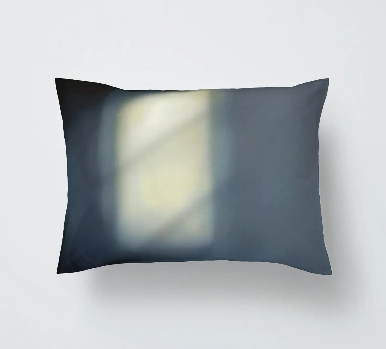 Une lumière douce filtre à travers une fenêtre, créant une ambiance brumeuse. coussin de DesignDoodle