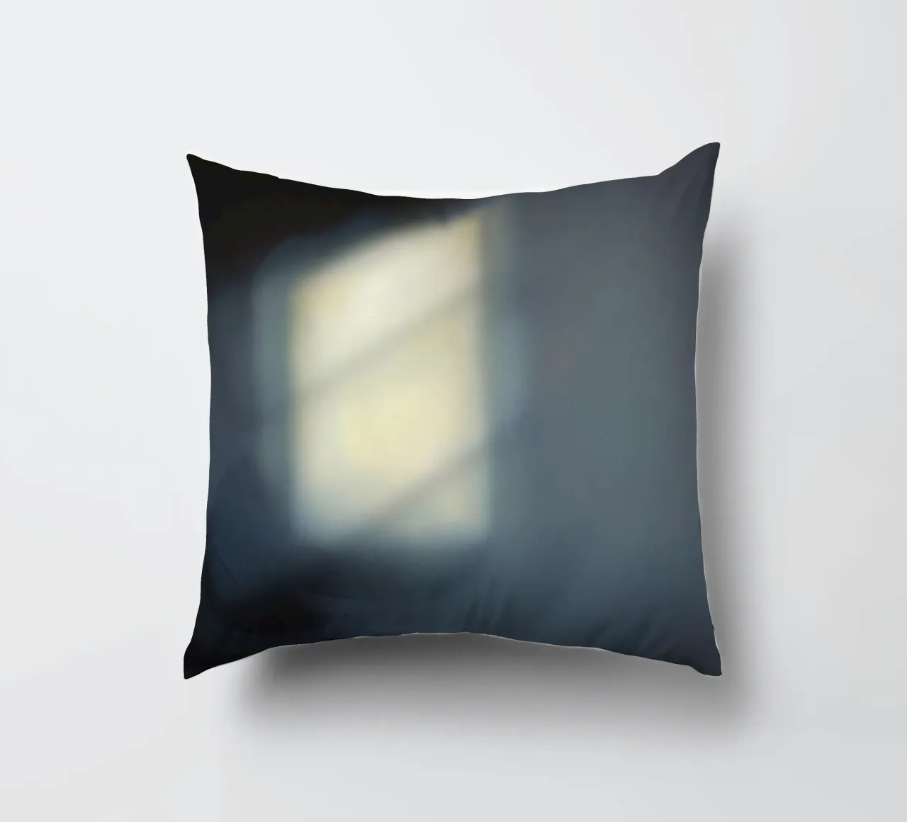 Une lumière douce filtre à travers une fenêtre, créant une ambiance brumeuse. coussin de DesignDoodle