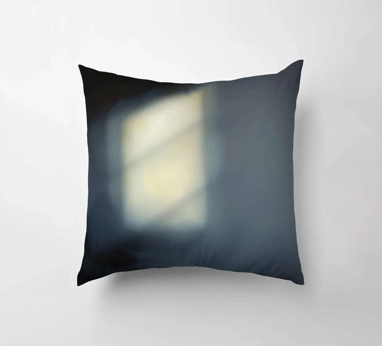 Une lumière douce filtre à travers une fenêtre, créant une ambiance brumeuse. coussin de DesignDoodle