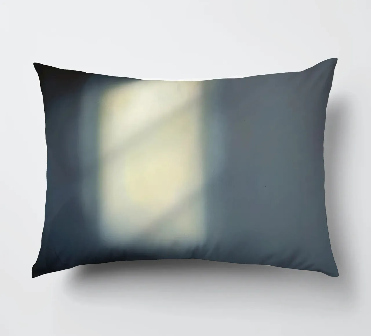Une lumière douce filtre à travers une fenêtre, créant une ambiance brumeuse. coussin de DesignDoodle