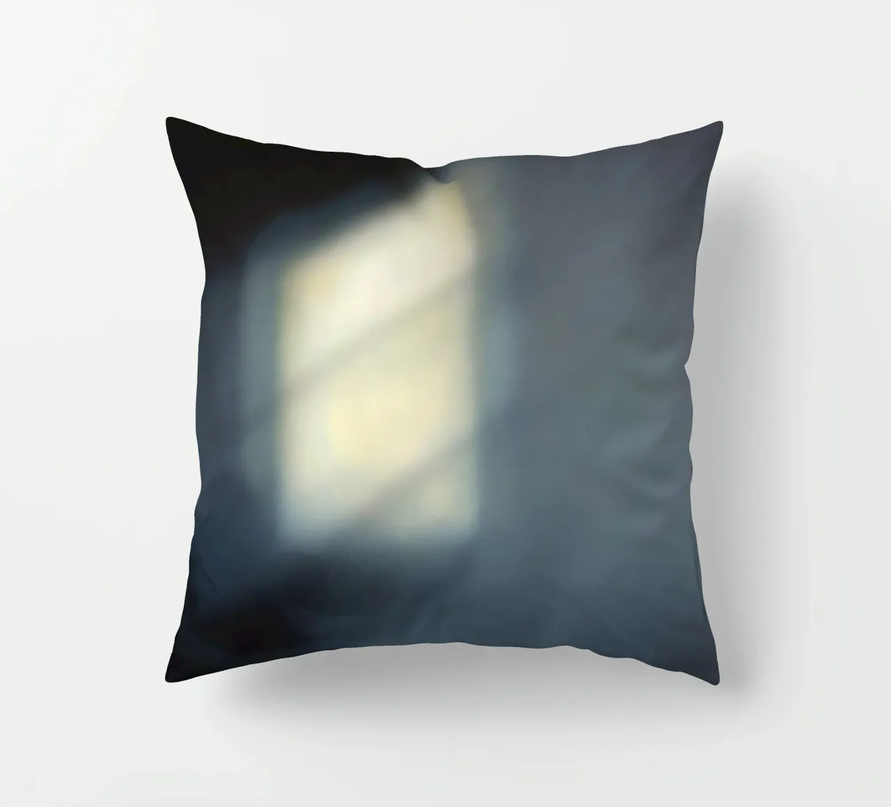 Une lumière douce filtre à travers une fenêtre, créant une ambiance brumeuse. coussin de DesignDoodle