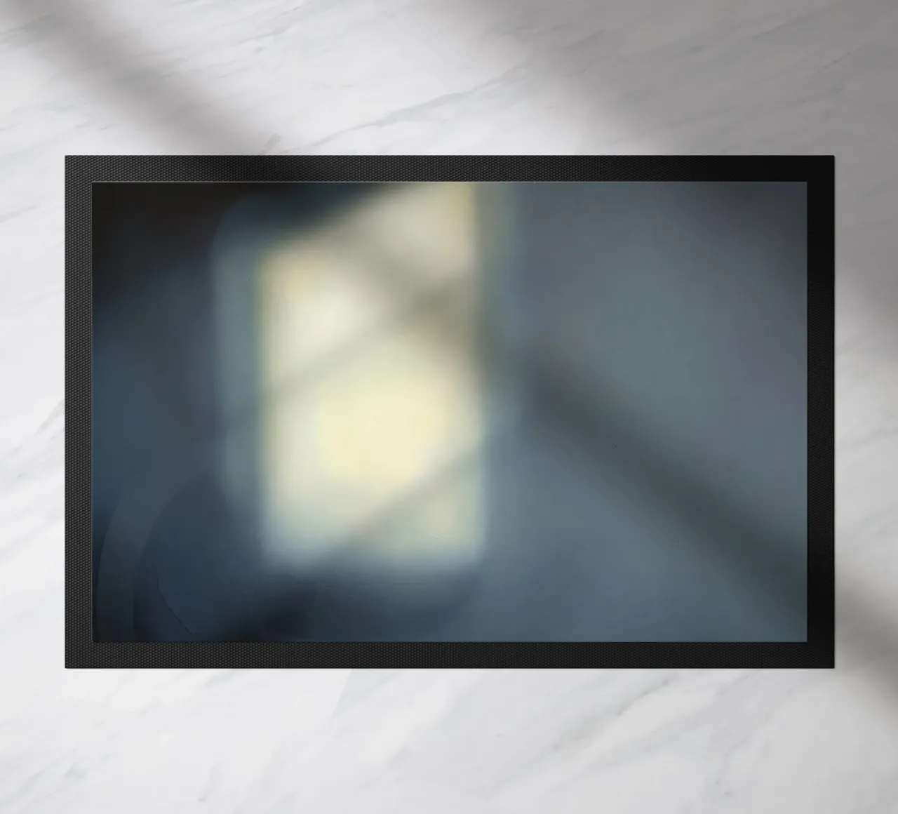 Une lumière douce filtre à travers une fenêtre, créant une ambiance brumeuse. paillasson de DesignDoodle