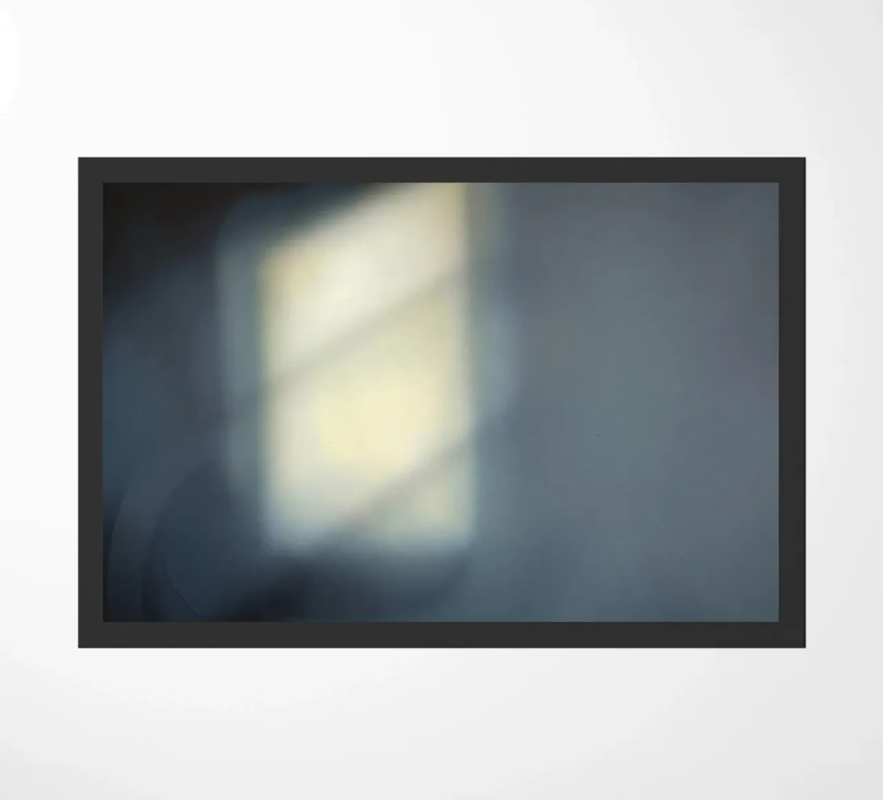 Une lumière douce filtre à travers une fenêtre, créant une ambiance brumeuse. paillasson de DesignDoodle