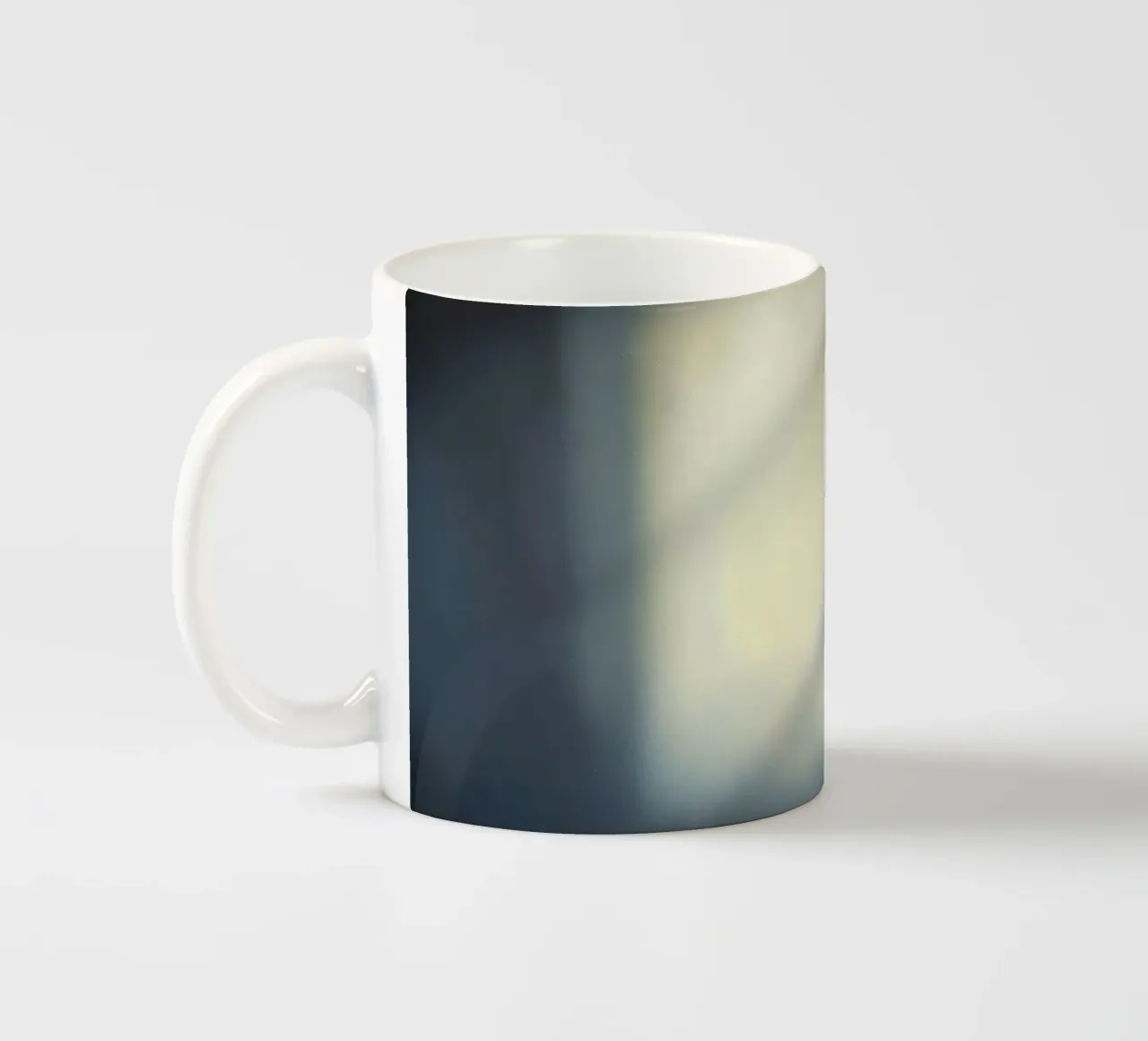Une lumière douce filtre à travers une fenêtre, créant une ambiance brumeuse. mug en céramique de DesignDoodle