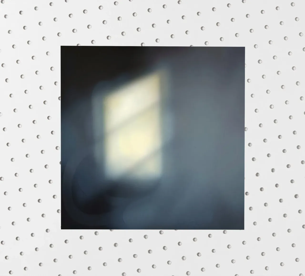 Une lumière douce filtre à travers une fenêtre, créant une ambiance brumeuse. autocollant de DesignDoodle