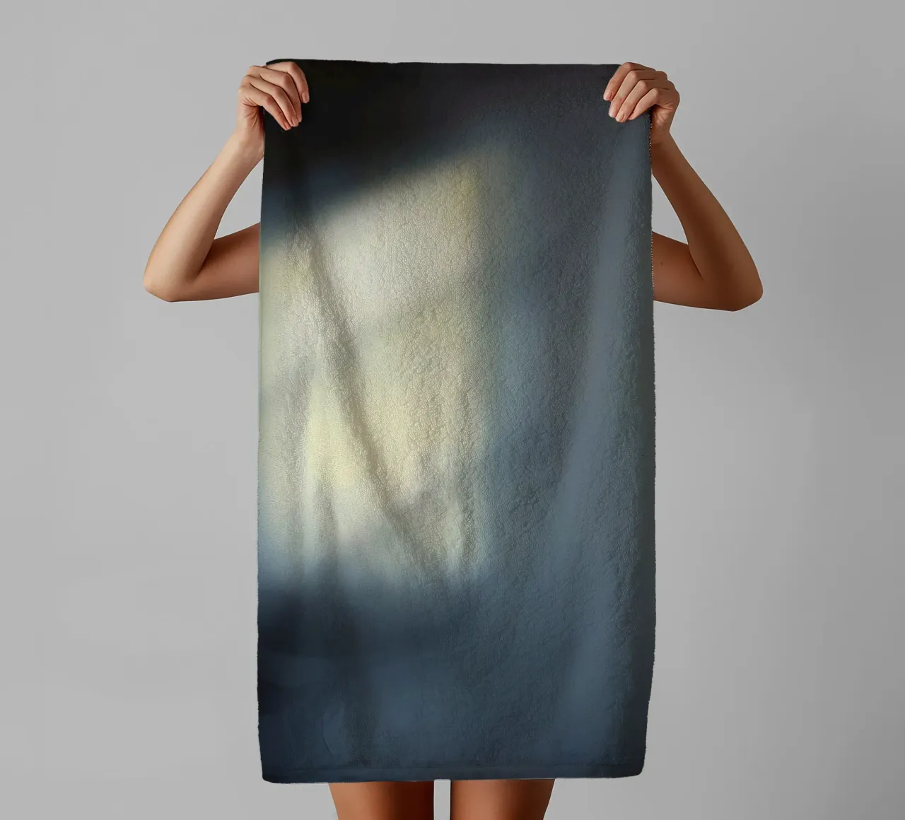 Une lumière douce filtre à travers une fenêtre, créant une ambiance brumeuse. serviette de bain de DesignDoodle