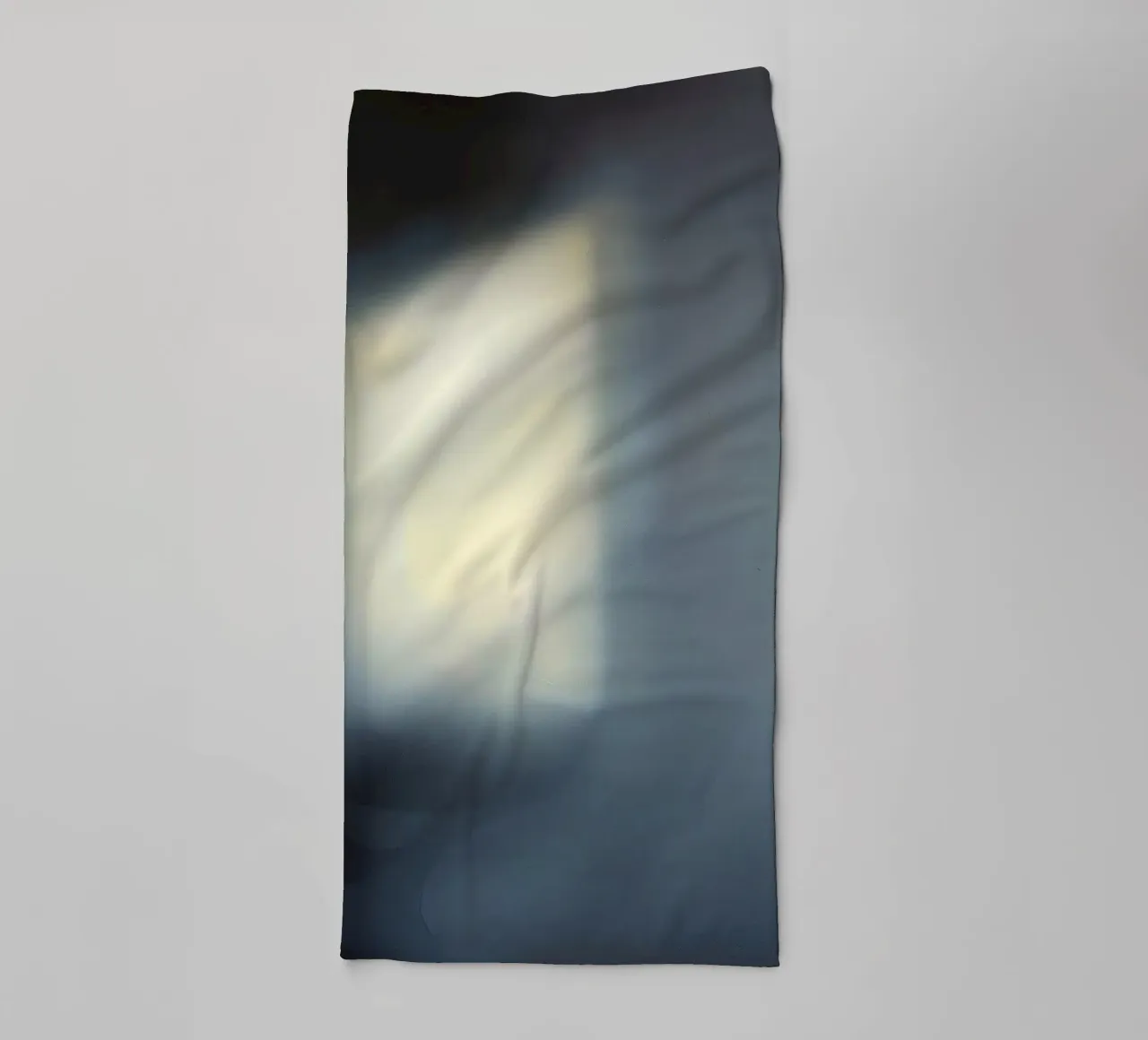 Une lumière douce filtre à travers une fenêtre, créant une ambiance brumeuse. serviette de bain de DesignDoodle