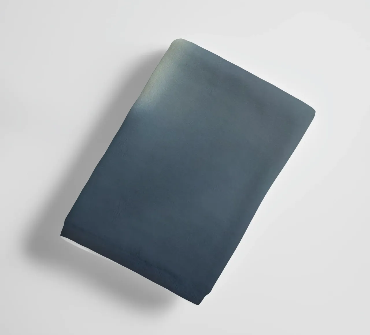 Une lumière douce filtre à travers une fenêtre, créant une ambiance brumeuse. serviette de bain de DesignDoodle