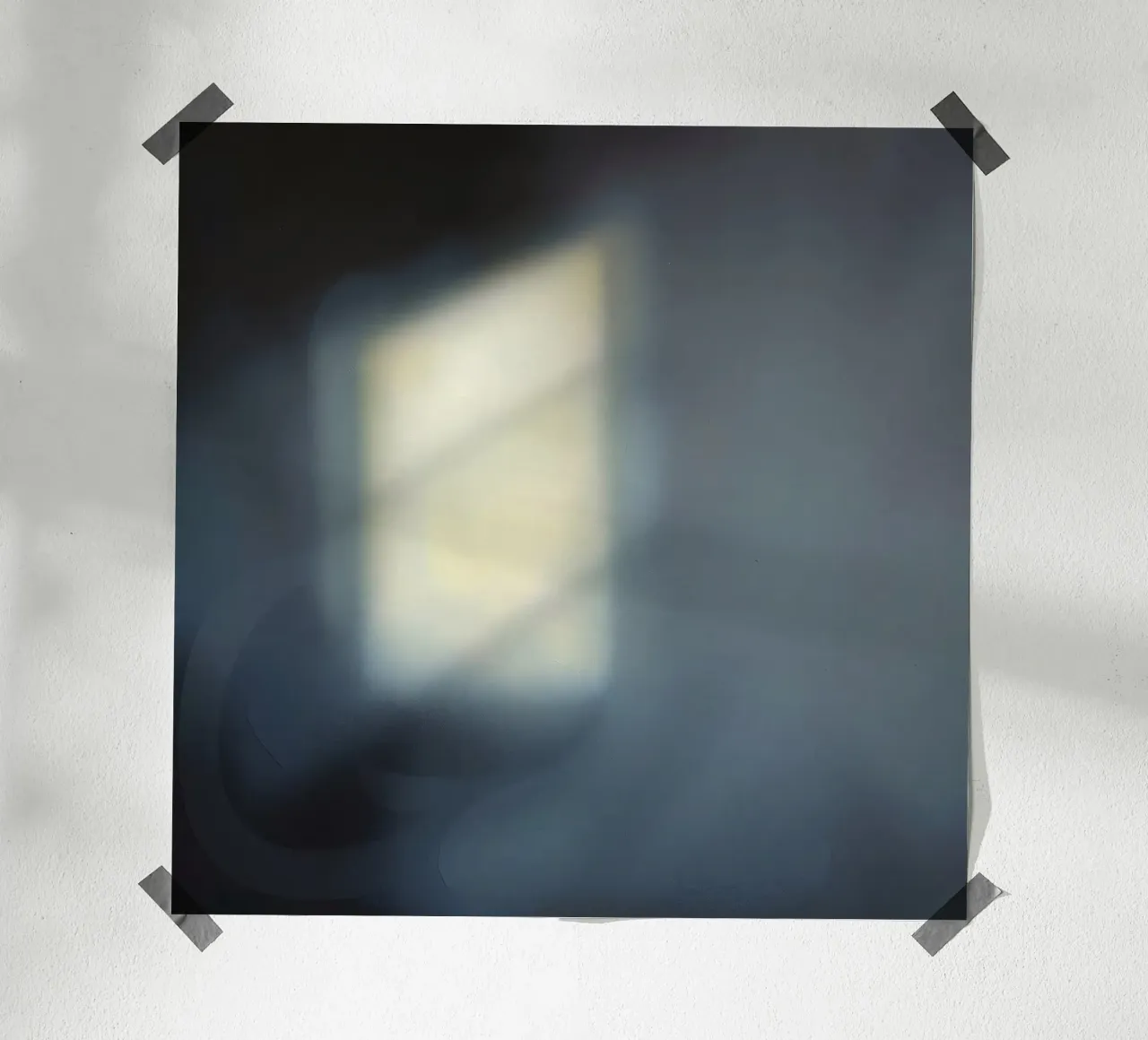Une lumière douce filtre à travers une fenêtre, créant une ambiance brumeuse. hahnemühle de DesignDoodle