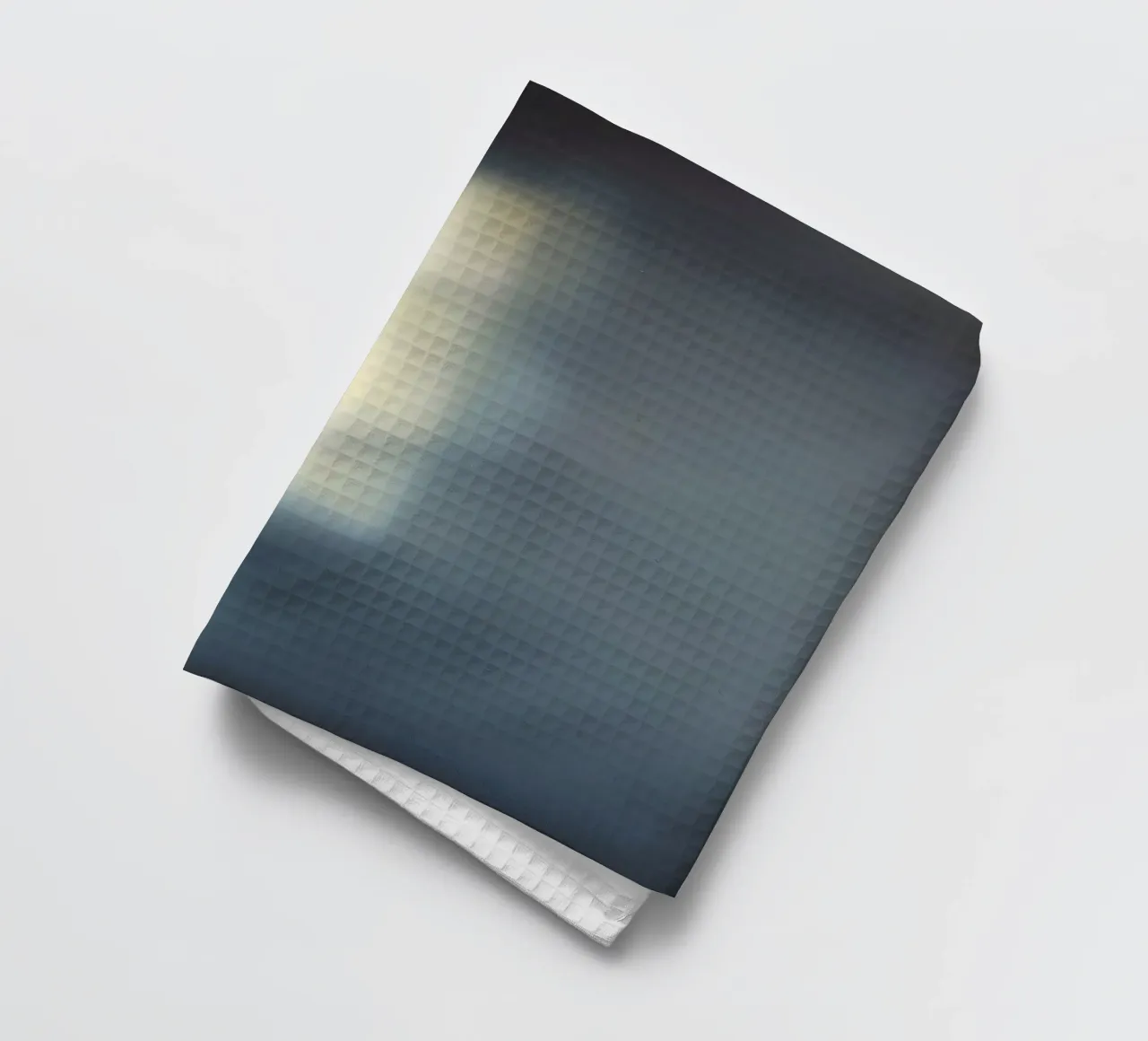 Une lumière douce filtre à travers une fenêtre, créant une ambiance brumeuse. torchon de DesignDoodle