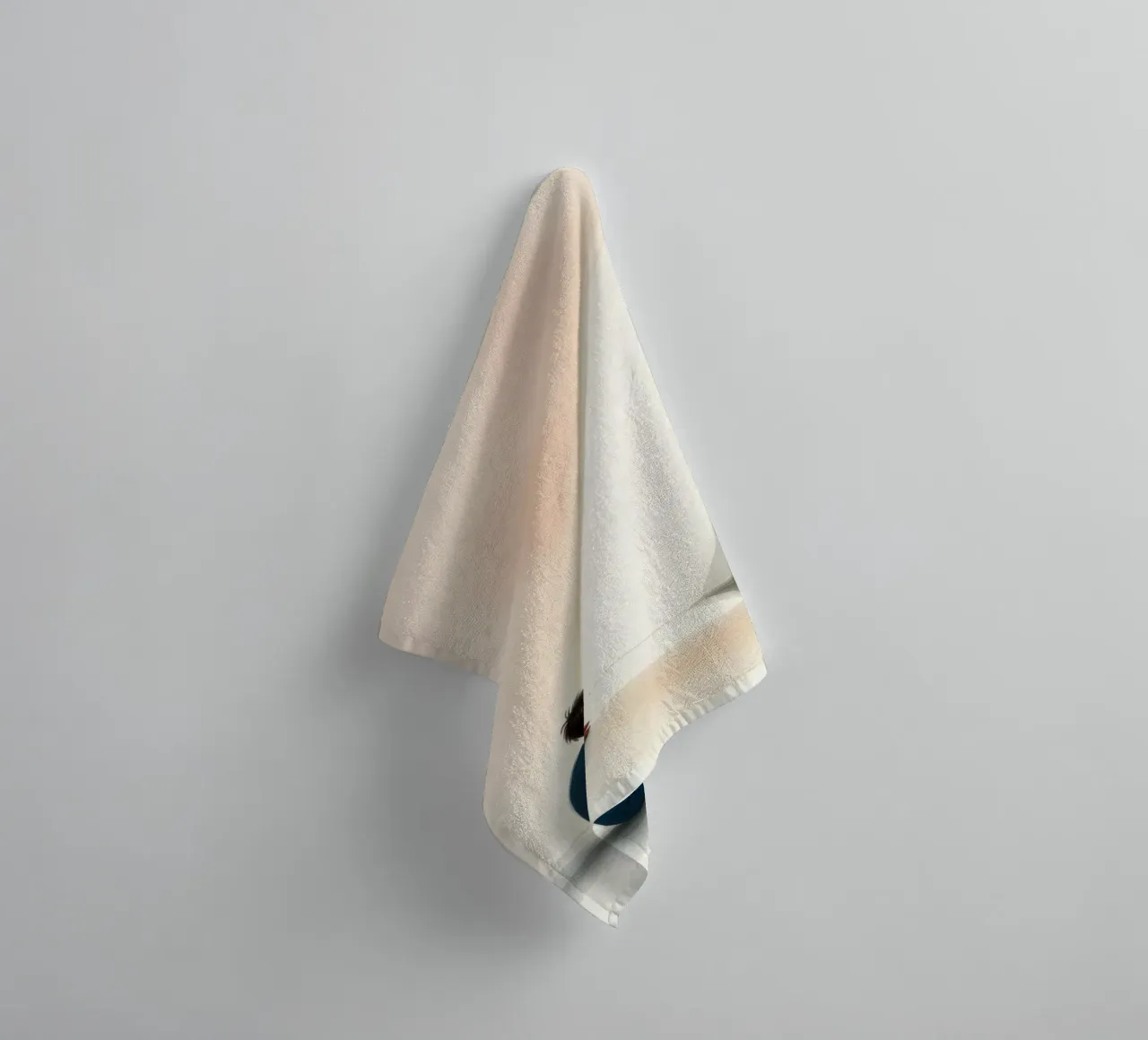 Giovane ragazzo seduto in tranquilla contemplazione mentre la luce fluisce asciugamano da bagno da DesignDoodle