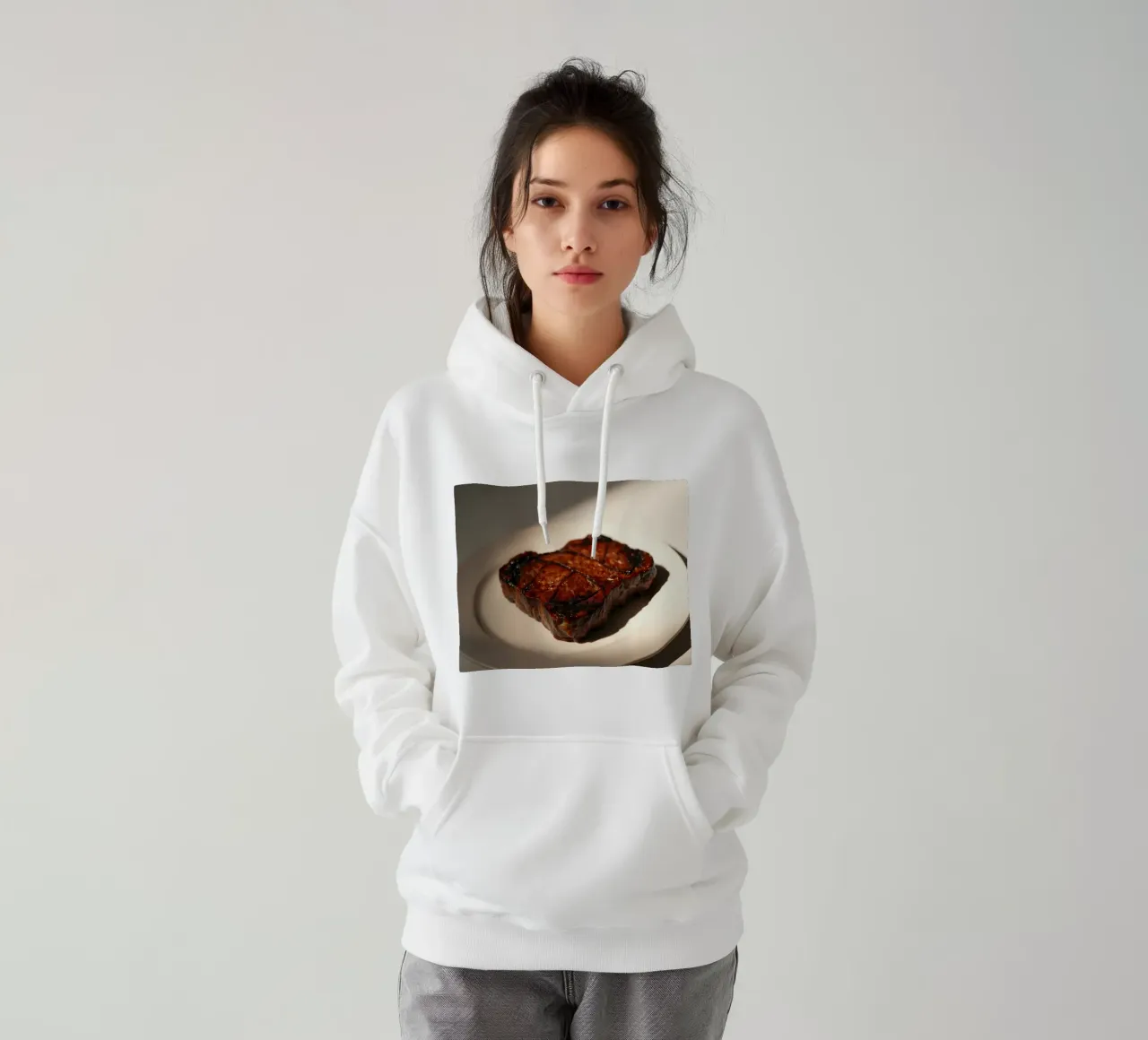 Bistecca perfettamente grigliata servita su un semplice piatto bianco felpa con cappuccio da DesignDoodle