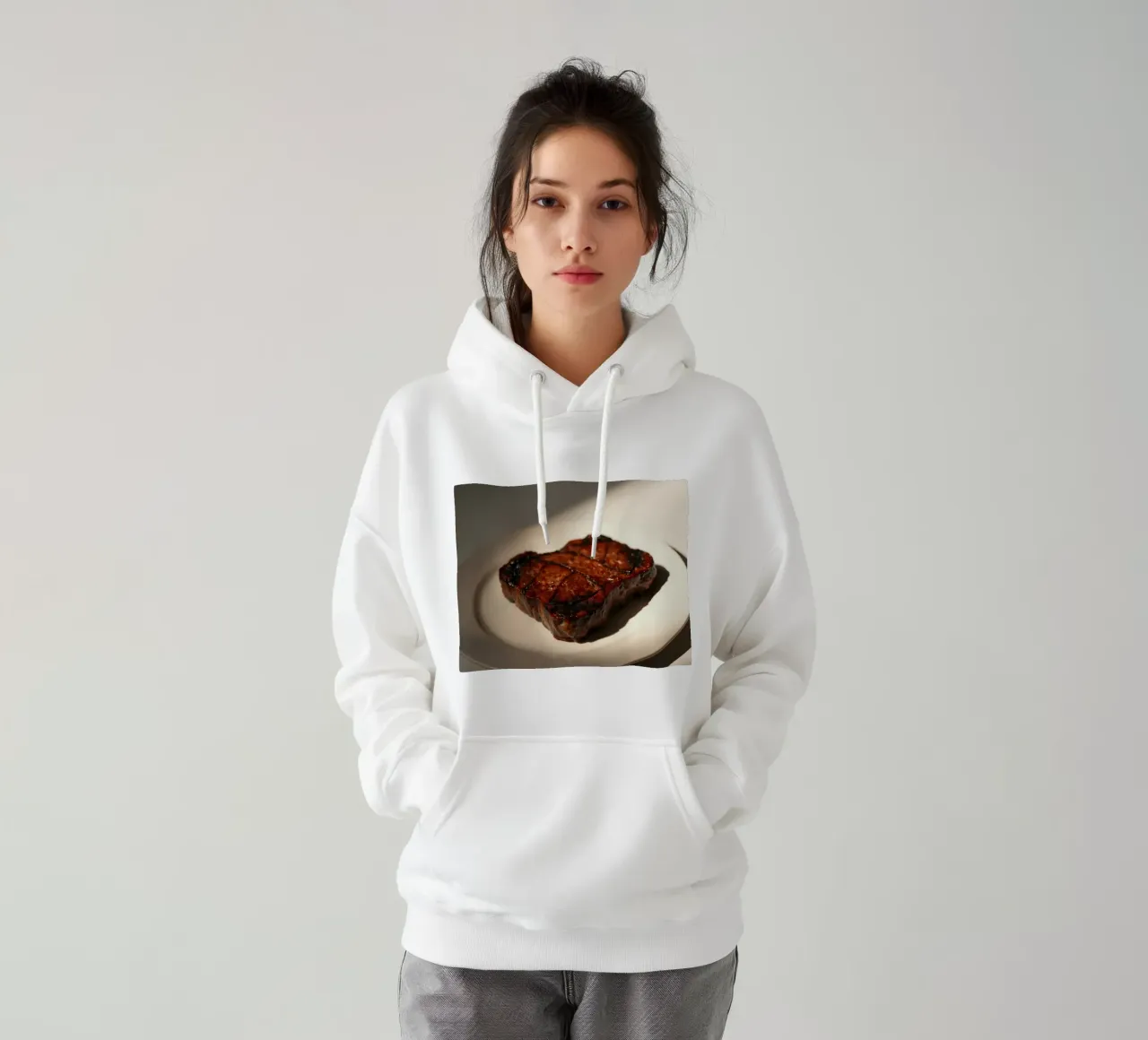 Bistecca perfettamente grigliata servita su un semplice piatto bianco felpa con cappuccio da DesignDoodle