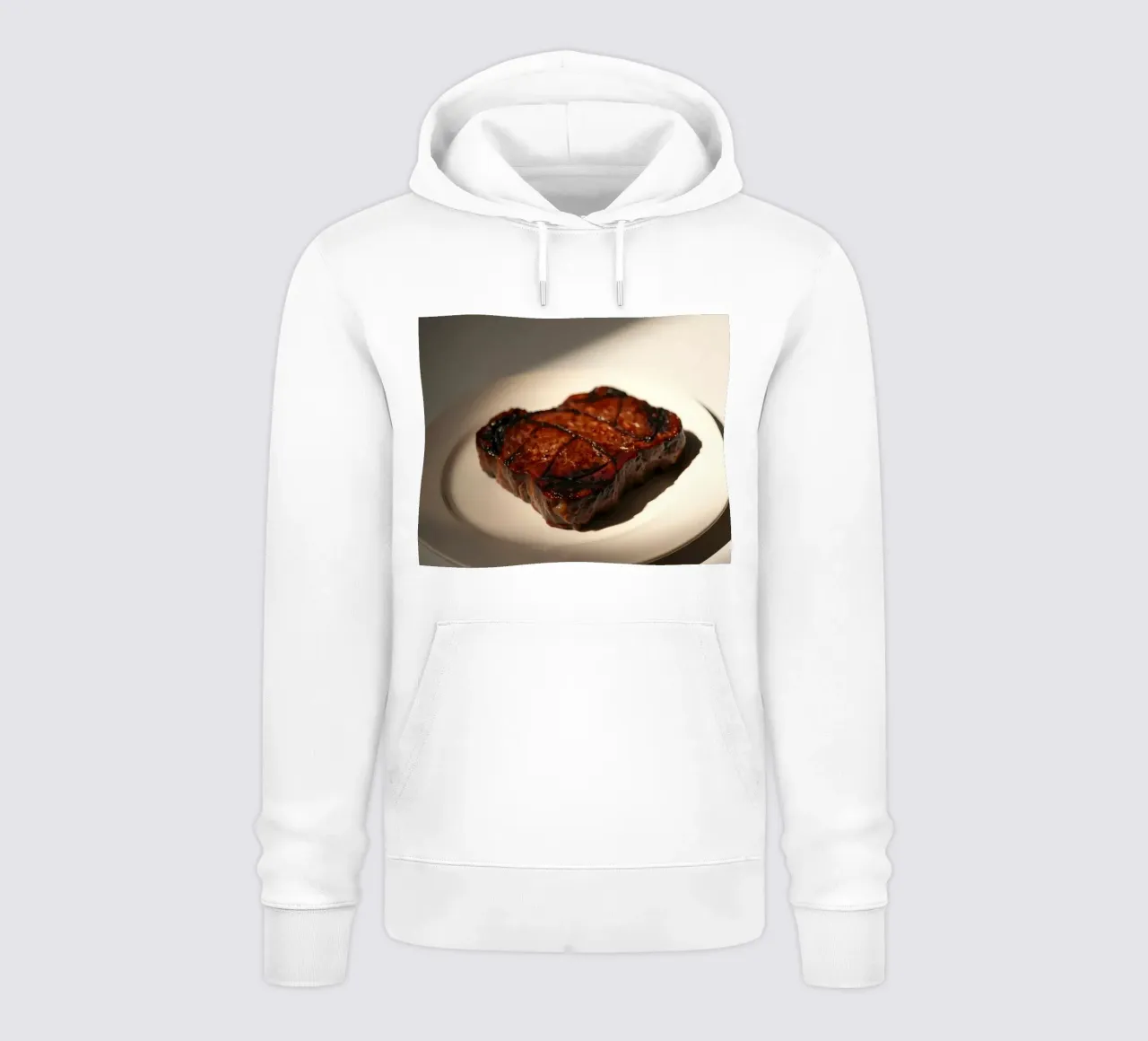Bistecca perfettamente grigliata servita su un semplice piatto bianco felpa con cappuccio da DesignDoodle