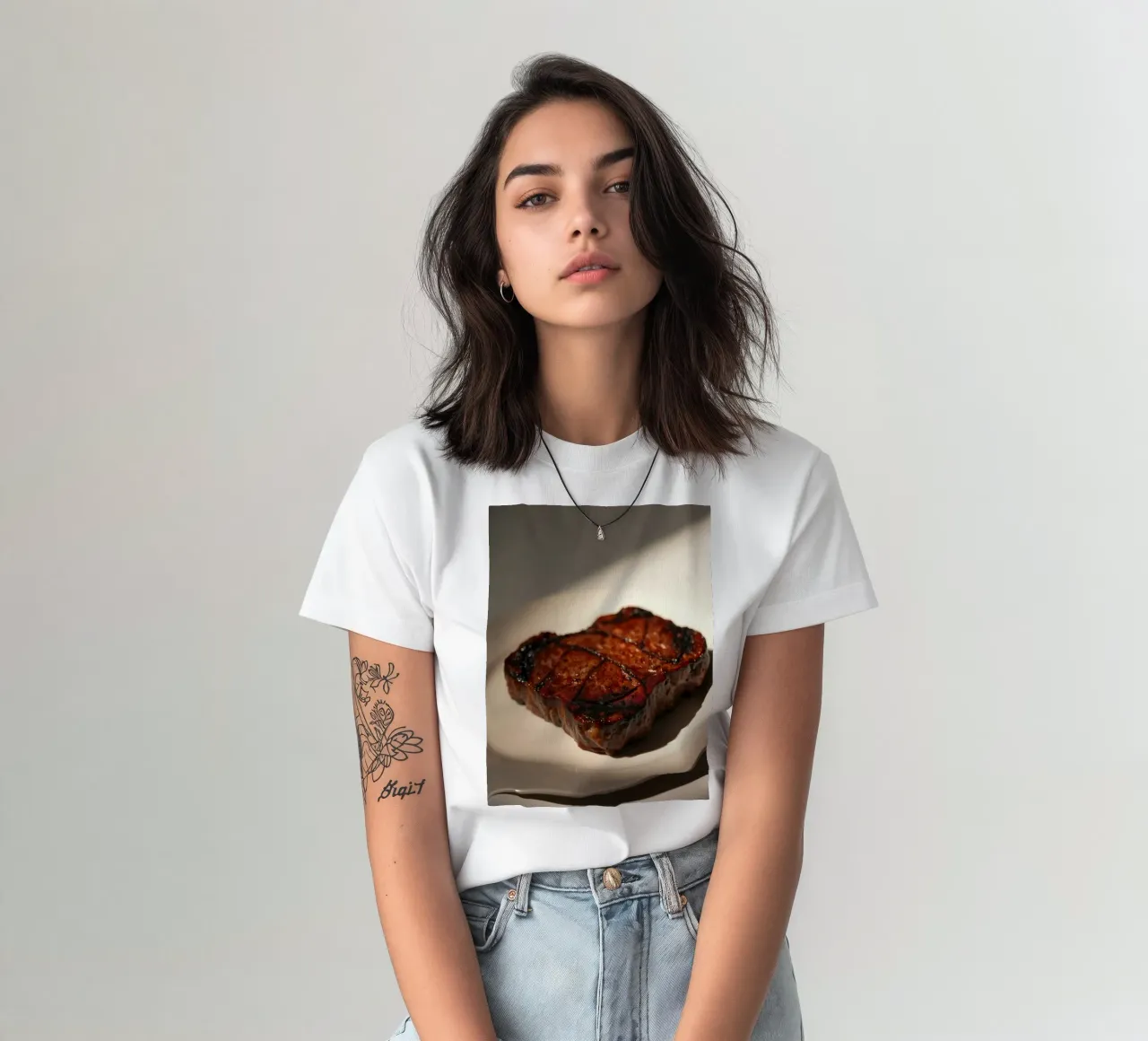 Bistecca perfettamente grigliata servita su un semplice piatto bianco t-shirt da DesignDoodle