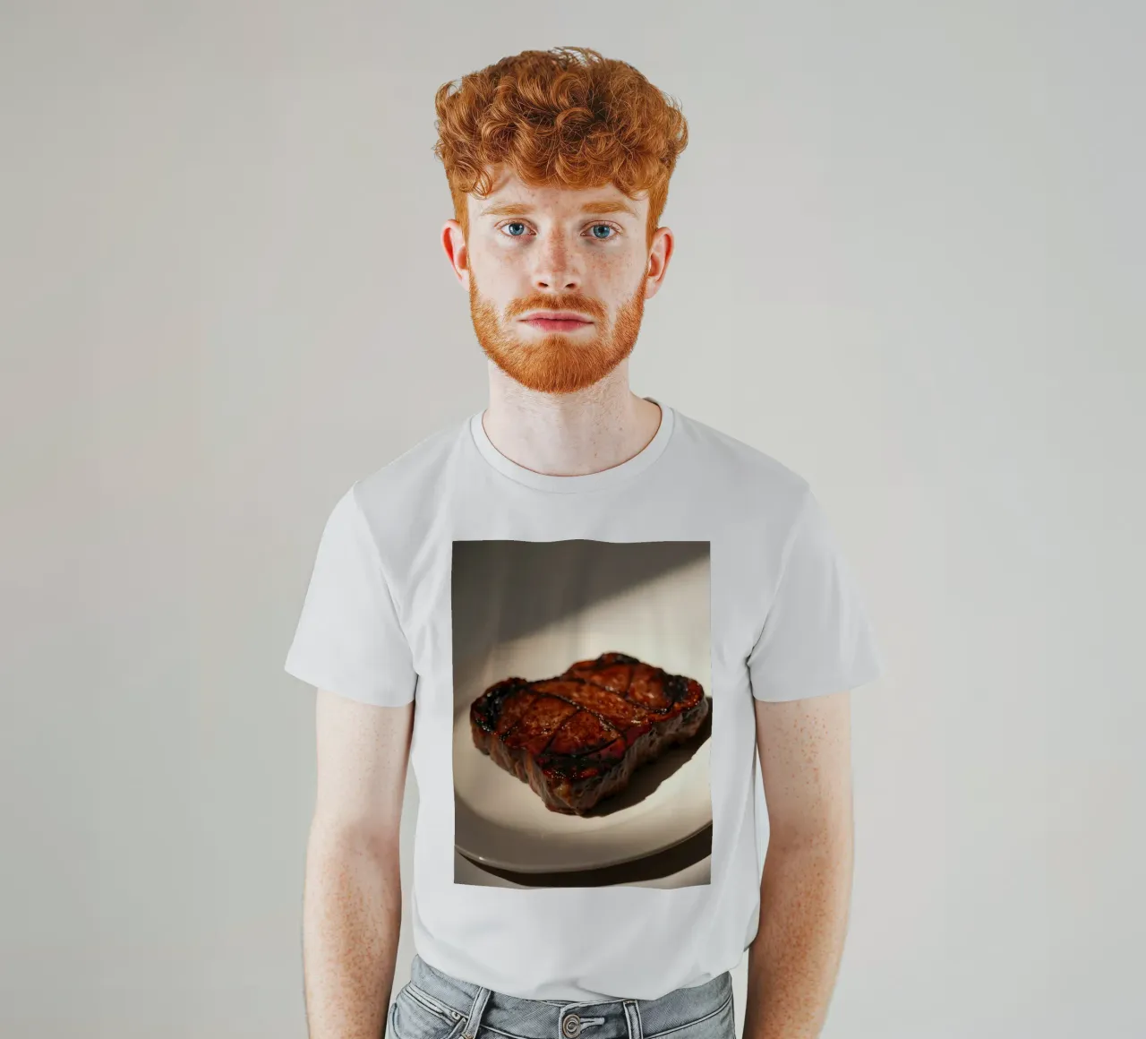 Bistecca perfettamente grigliata servita su un semplice piatto bianco t-shirt da DesignDoodle