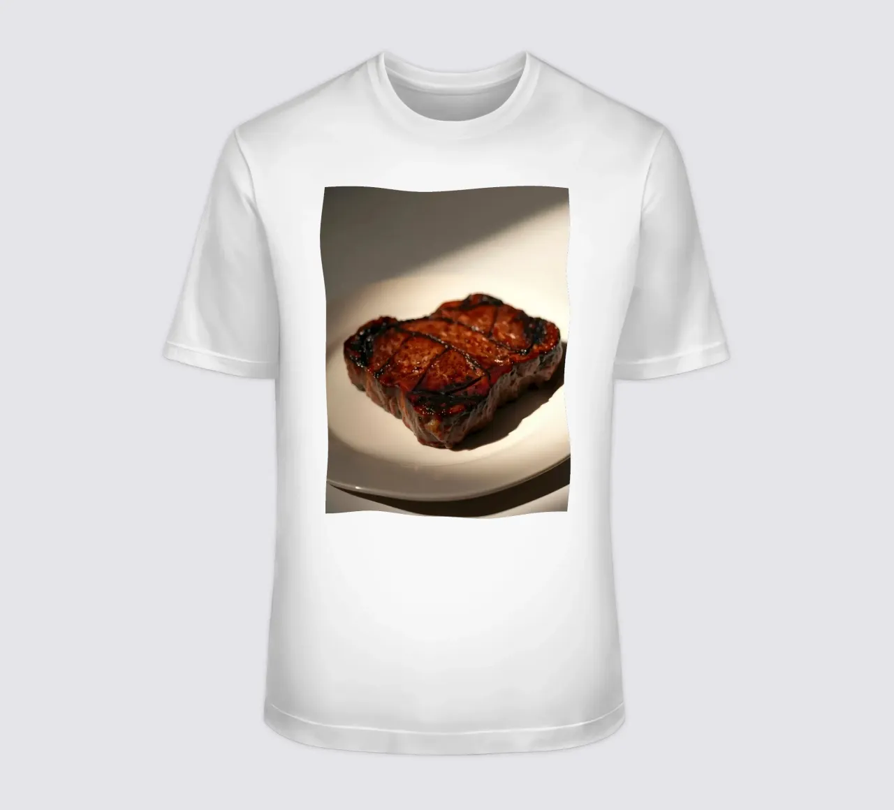 Bistecca perfettamente grigliata servita su un semplice piatto bianco t-shirt da DesignDoodle