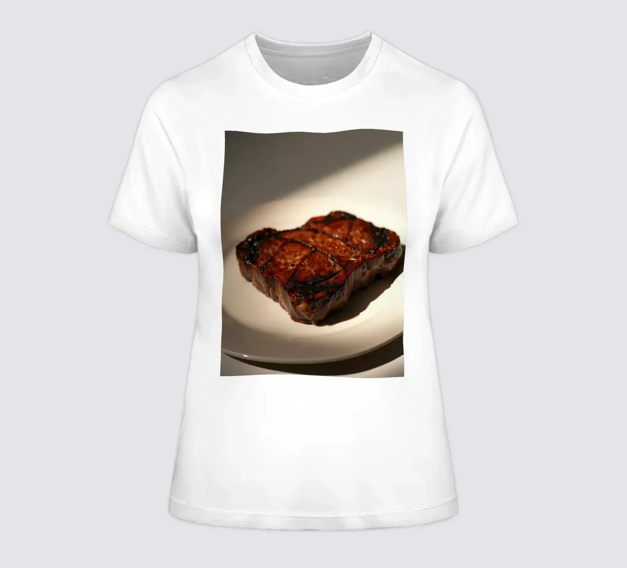 Bistecca perfettamente grigliata servita su un semplice piatto bianco t-shirt da donna da DesignDoodle