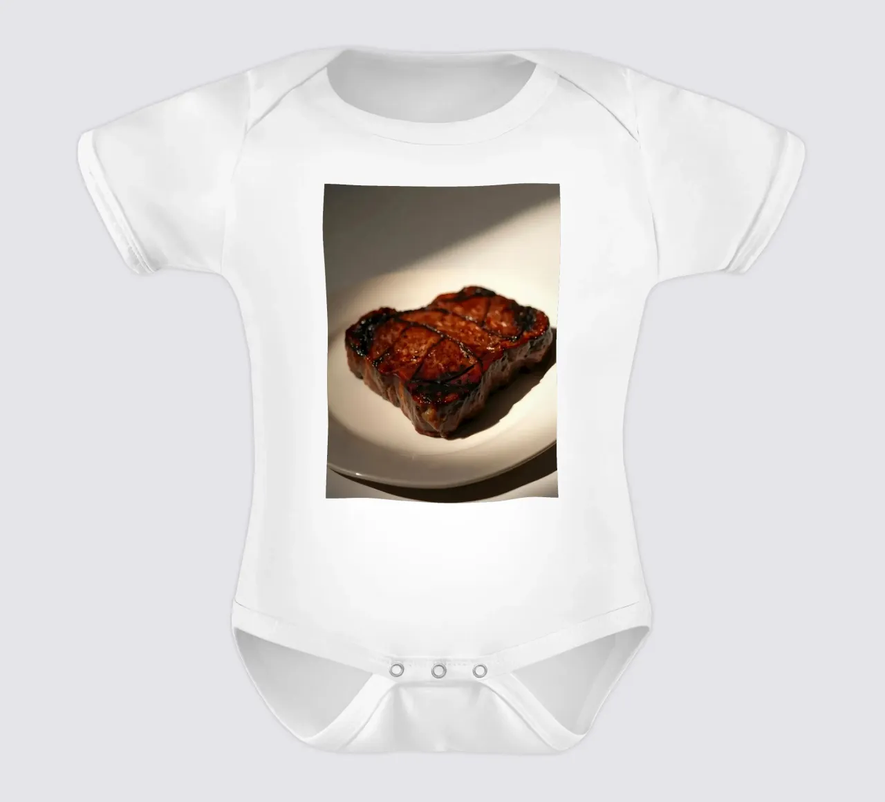 Bistecca perfettamente grigliata servita su un semplice piatto bianco body neonato maniche corte da DesignDoodle
