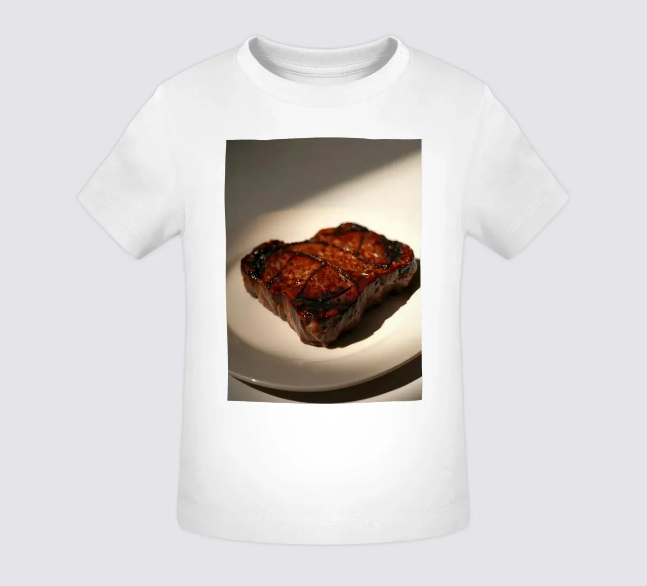 Bistecca perfettamente grigliata servita su un semplice piatto bianco maglietta neonato da DesignDoodle