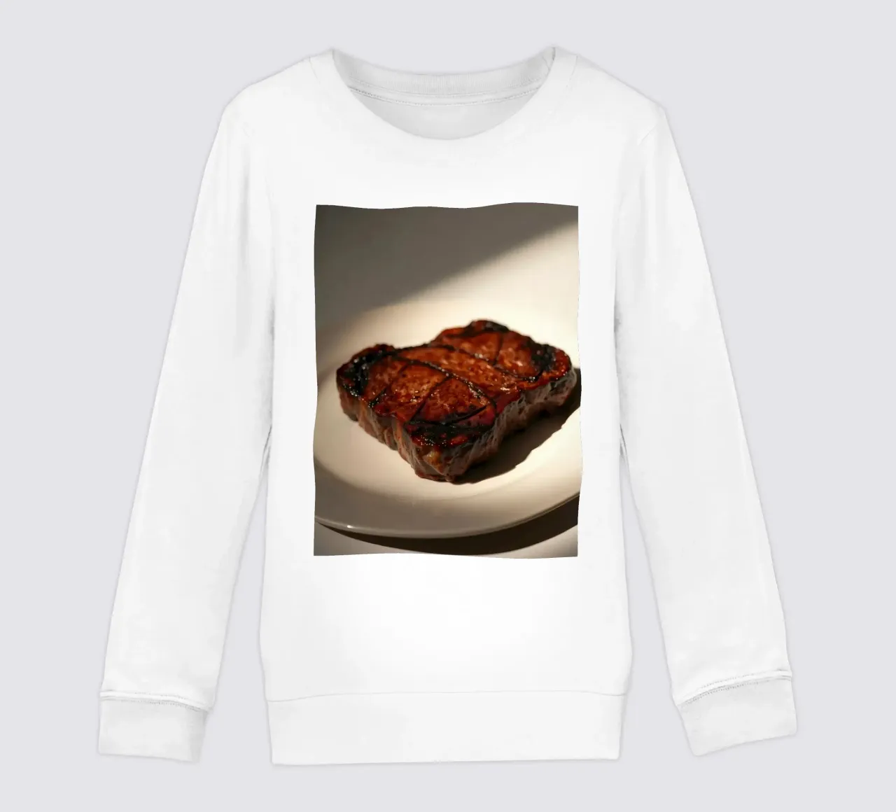 Bistecca perfettamente grigliata servita su un semplice piatto bianco felpa bambino da DesignDoodle